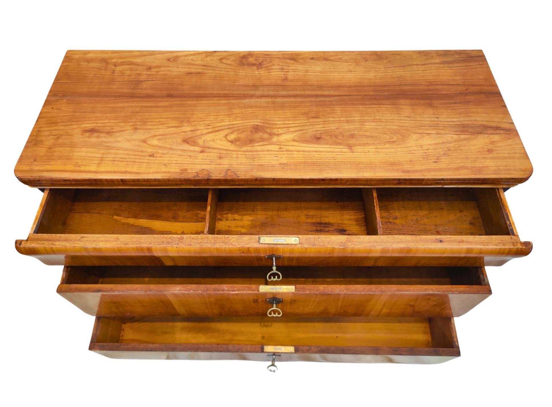 Lucidato Cassettiera in ciliegio Biedermeier del XIX secolo in vendita