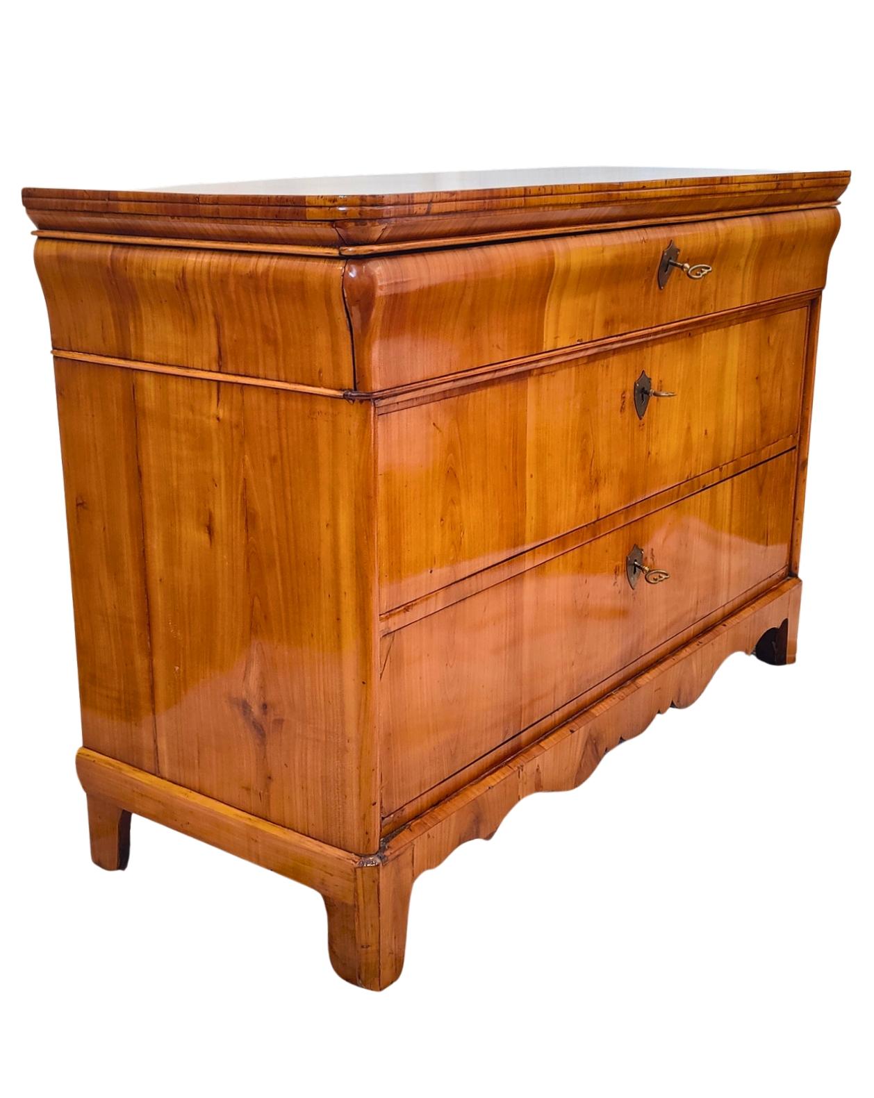 Cassettiera in ciliegio Biedermeier del XIX secolo In condizioni buone in vendita a Darmstadt, DE