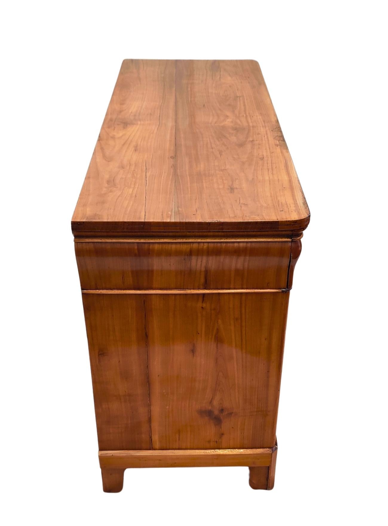 Ciliegio Cassettiera in ciliegio Biedermeier del XIX secolo in vendita