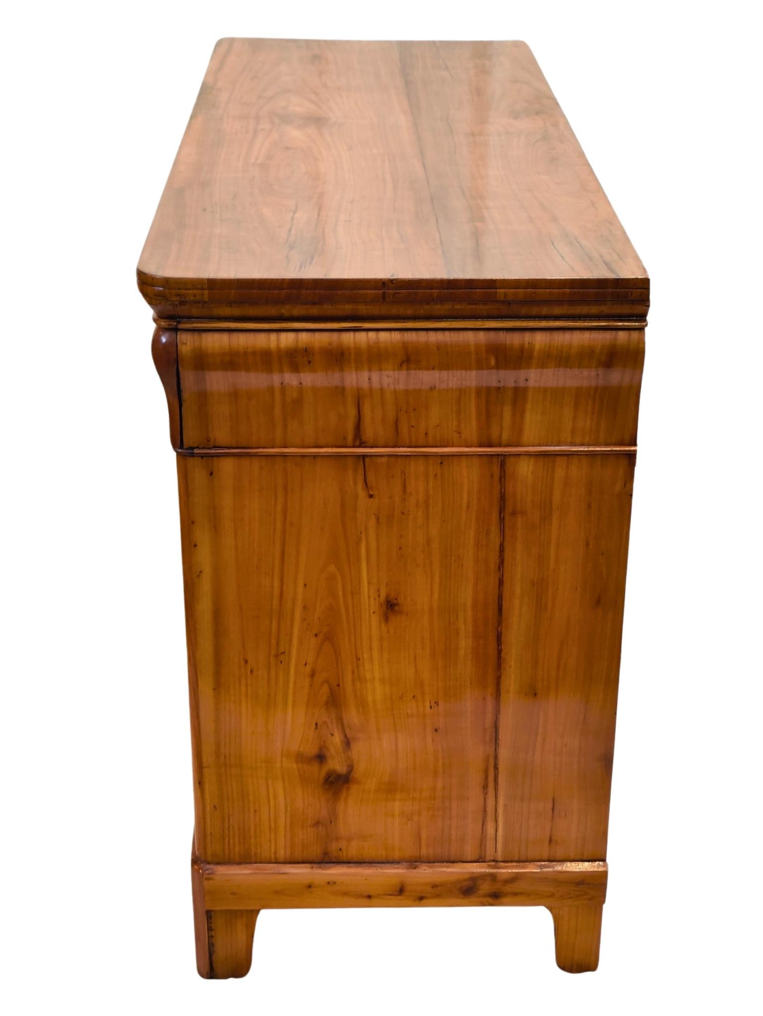 Cassettiera in ciliegio Biedermeier del XIX secolo in vendita 2