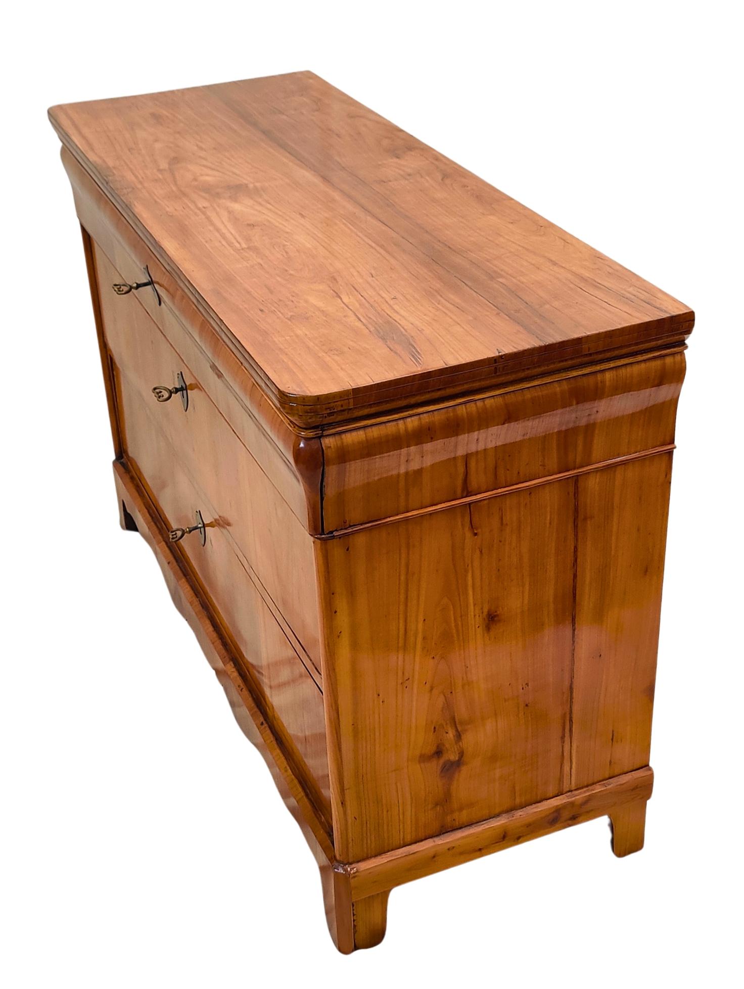 Cassettiera in ciliegio Biedermeier del XIX secolo in vendita 3