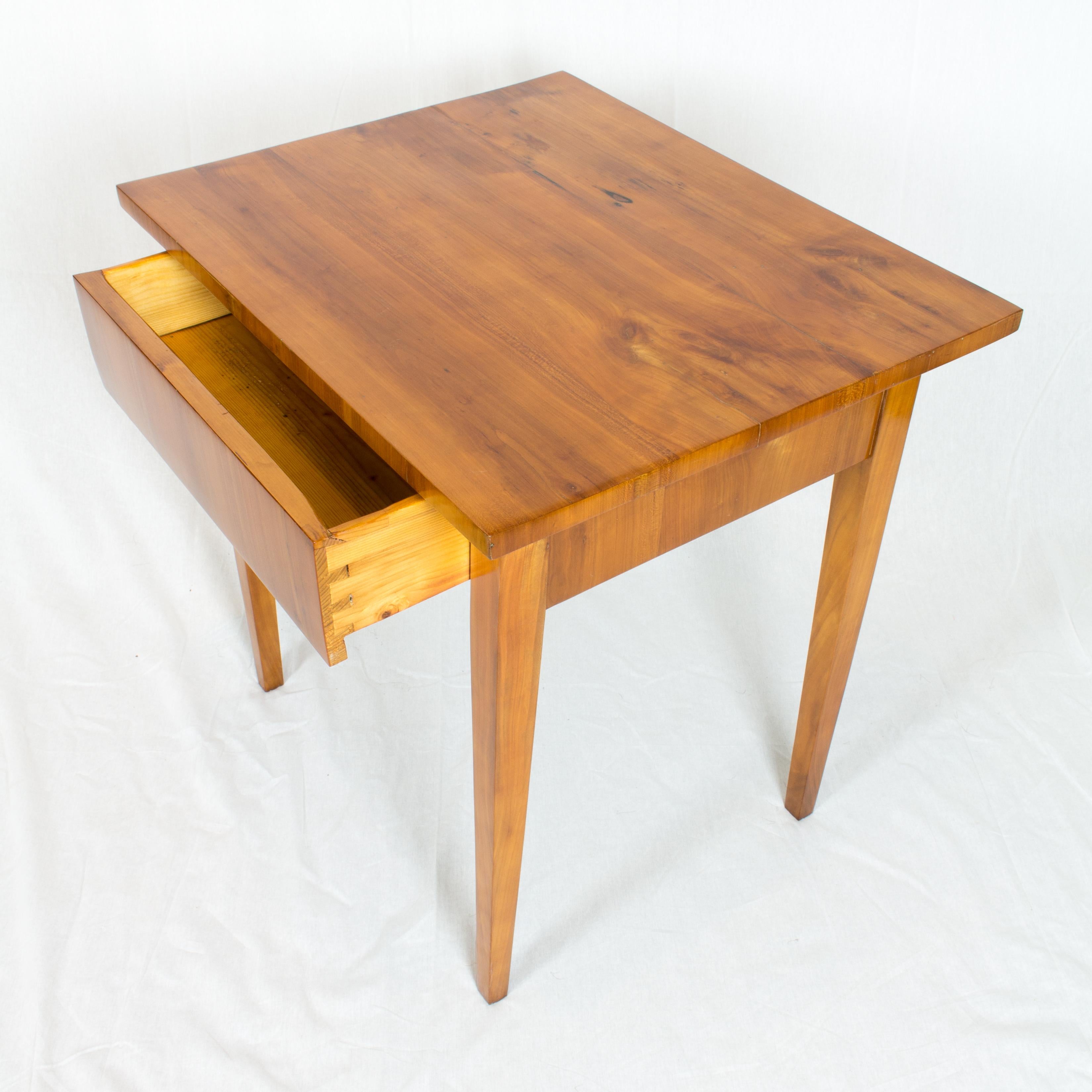 19th Century Biedermeier Cherrywood Side Table In Good Condition For Sale In Darmstadt, DE