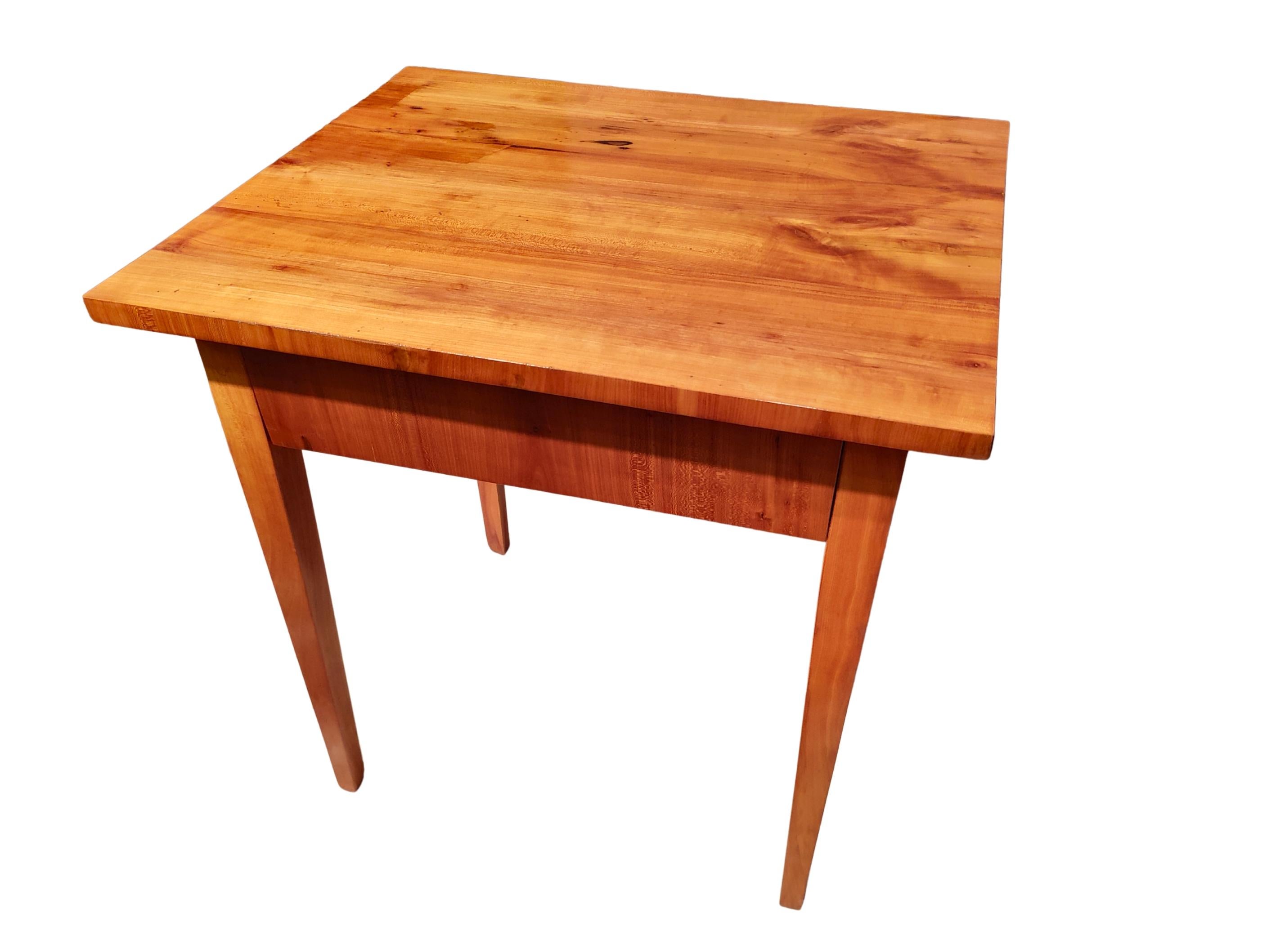 Table d'appoint Biedermeier en merisier du 19ème siècle en vente 1