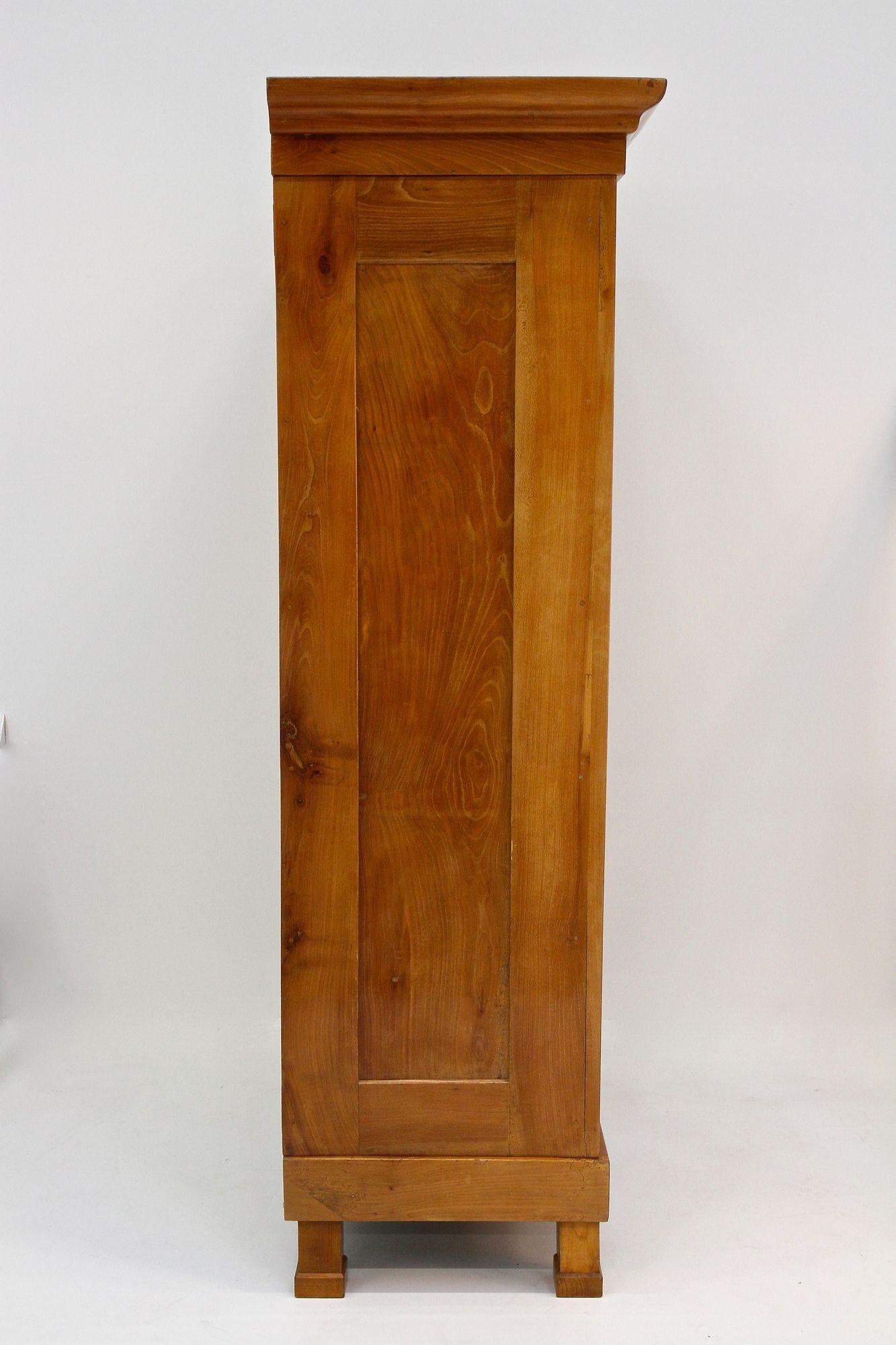 Vetrina in ciliegio Biedermeier del XIX secolo, Austria, 1840 ca. in vendita 10