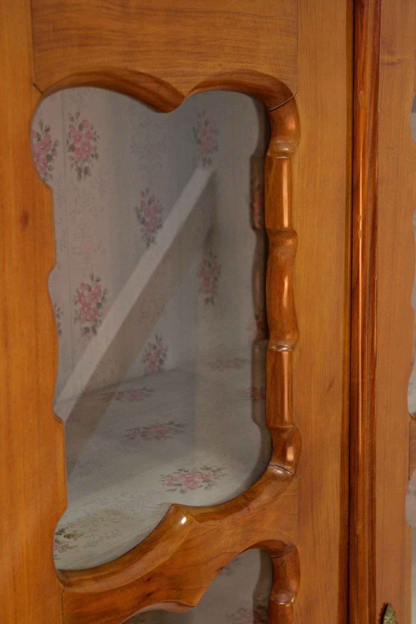 Vetrina in ciliegio Biedermeier del XIX secolo, Austria, 1840 ca. in vendita 11