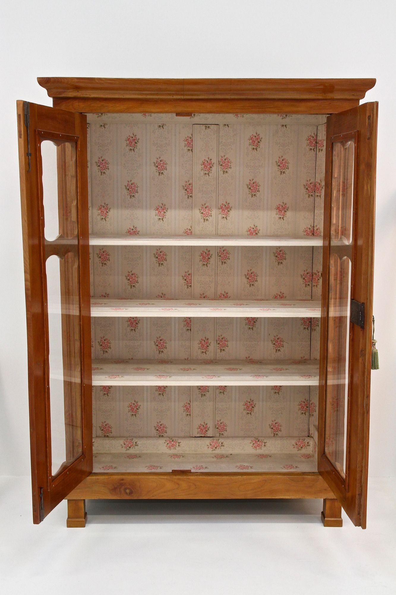 Vetrina in ciliegio Biedermeier del XIX secolo, Austria, 1840 ca. in vendita 1