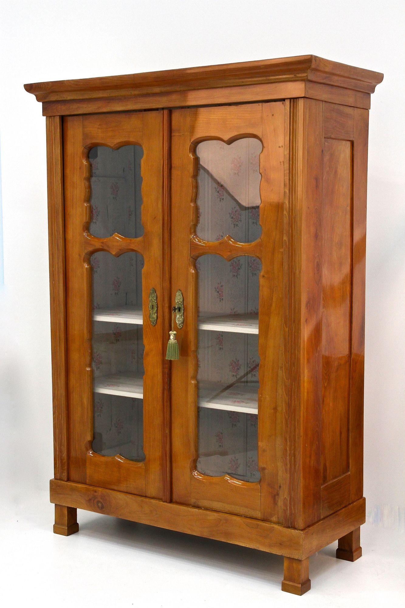 Vetrina in ciliegio Biedermeier del XIX secolo, Austria, 1840 ca. in vendita 2