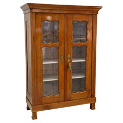 Biedermeier Kirschbaumholz-Vitrine/Vitrine/Vitrinenschrank aus dem 19. Jahrhundert, Österreich um 1840