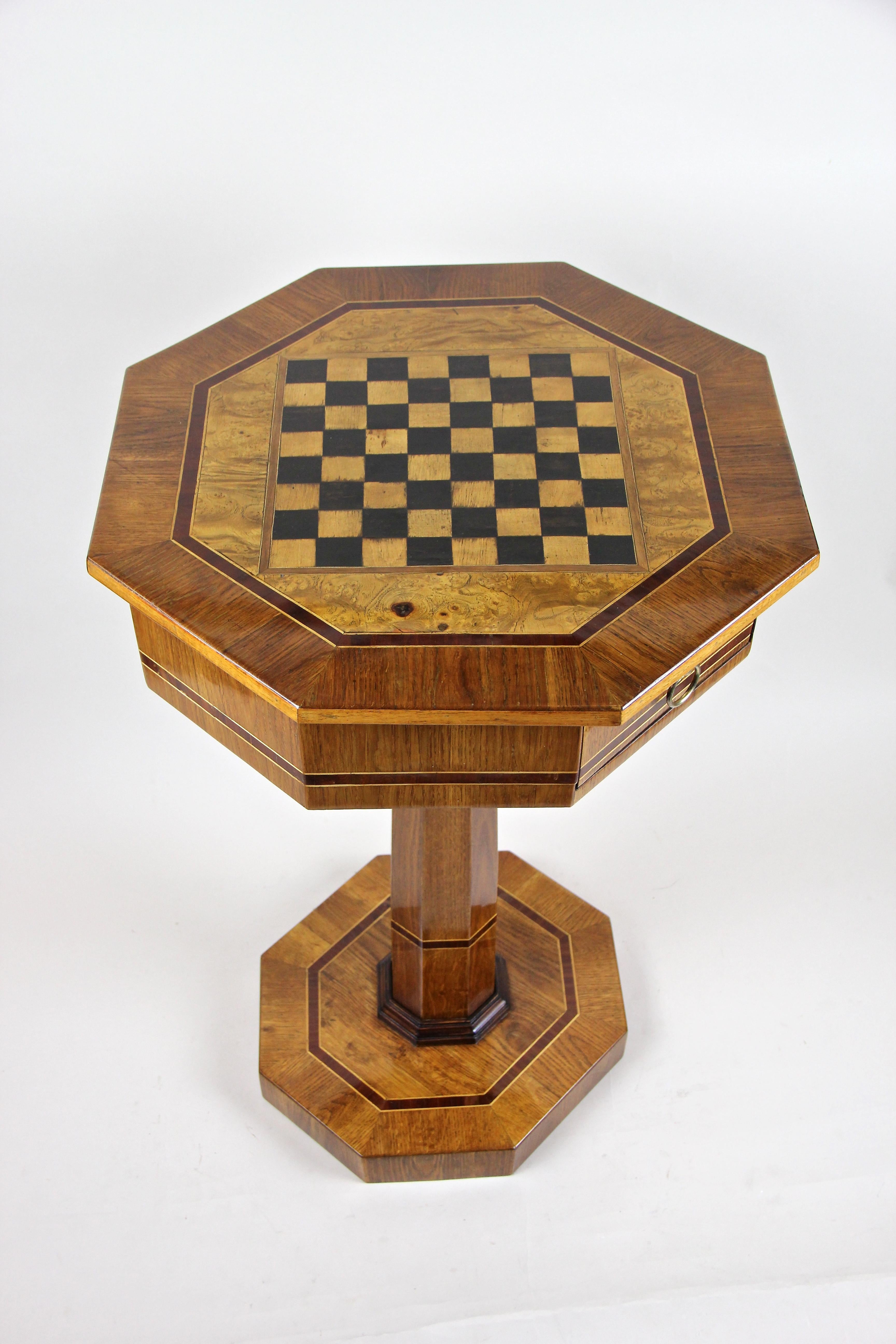 19th Century Biedermeier Chess Table Oakwood Inlay Works, Austria, circa 1840 In Good Condition In Lichtenberg, AT