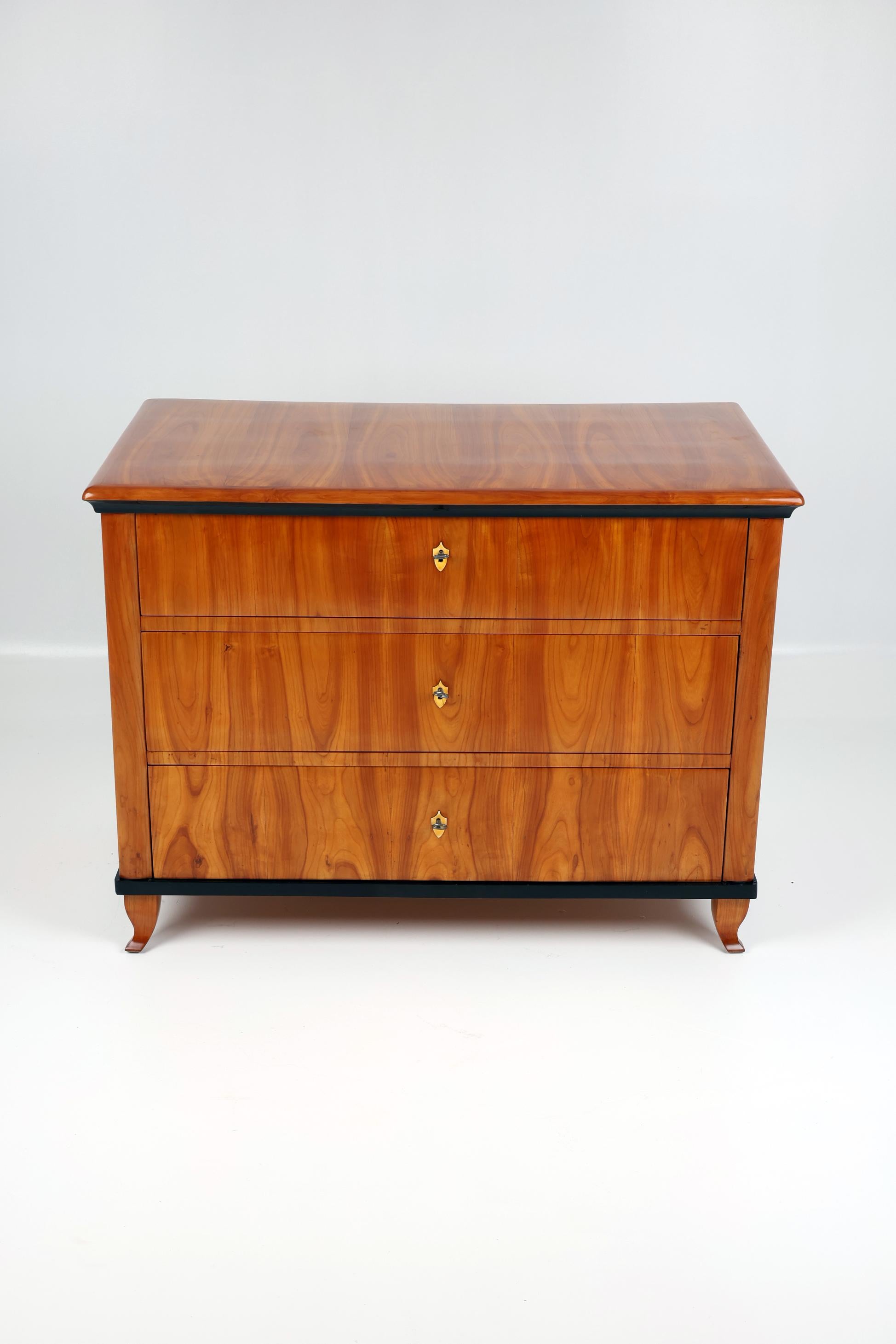 19th Century Biedermeier Chest of Drawers,
Germany, 1830
Cherry Wood 

This Biedermeier chest of drawers in cherrywood dates from 1830. With a length of 60 cm, a width of 107 cm and a height of 80 cm, it offers plenty of space for clothing and