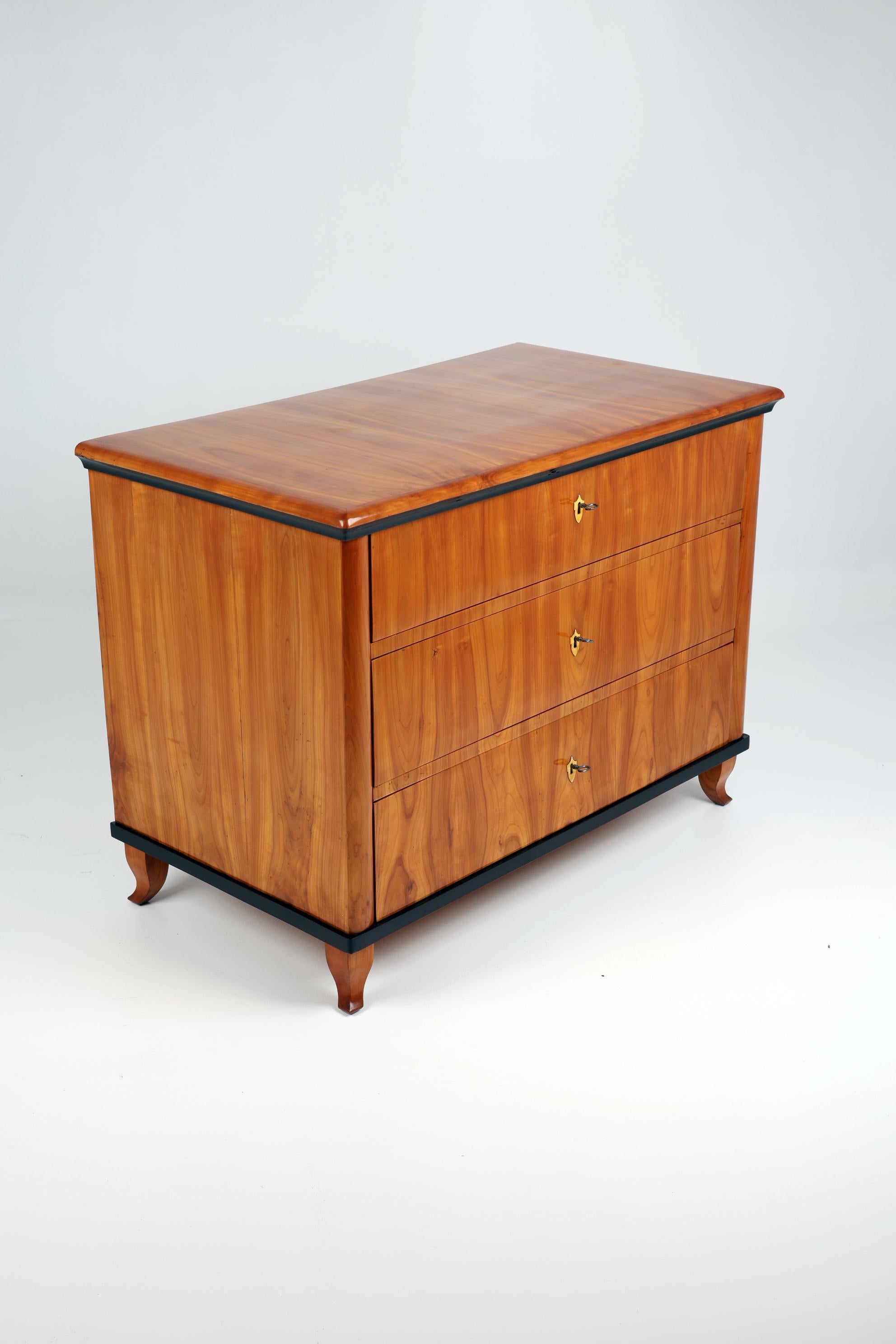 Polished 19th Century Biedermeier Chest of drawers, Cherry wood.  For Sale