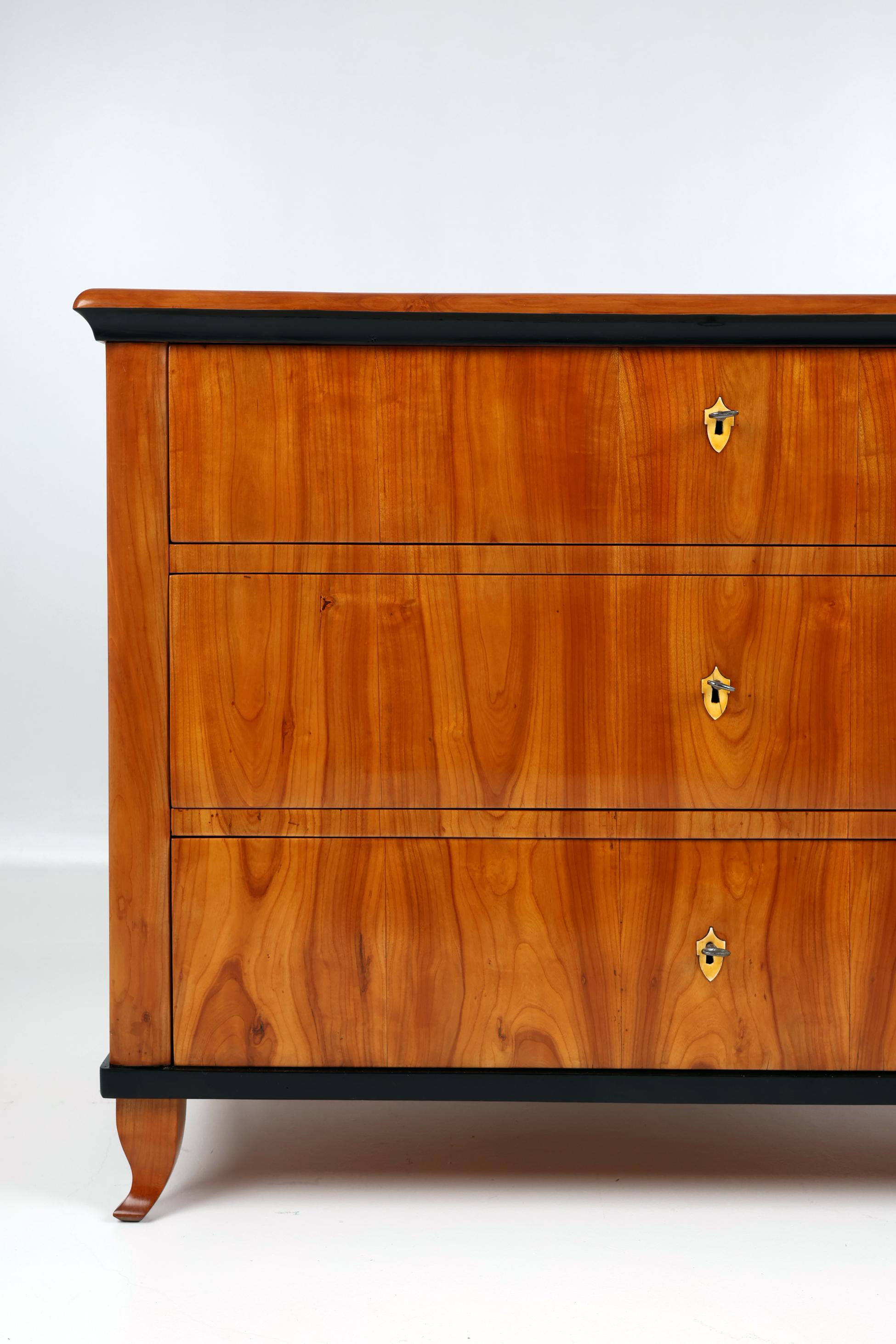 19th Century Biedermeier Chest of drawers, Cherry wood.  In Good Condition For Sale In Stahnsdorf, DE