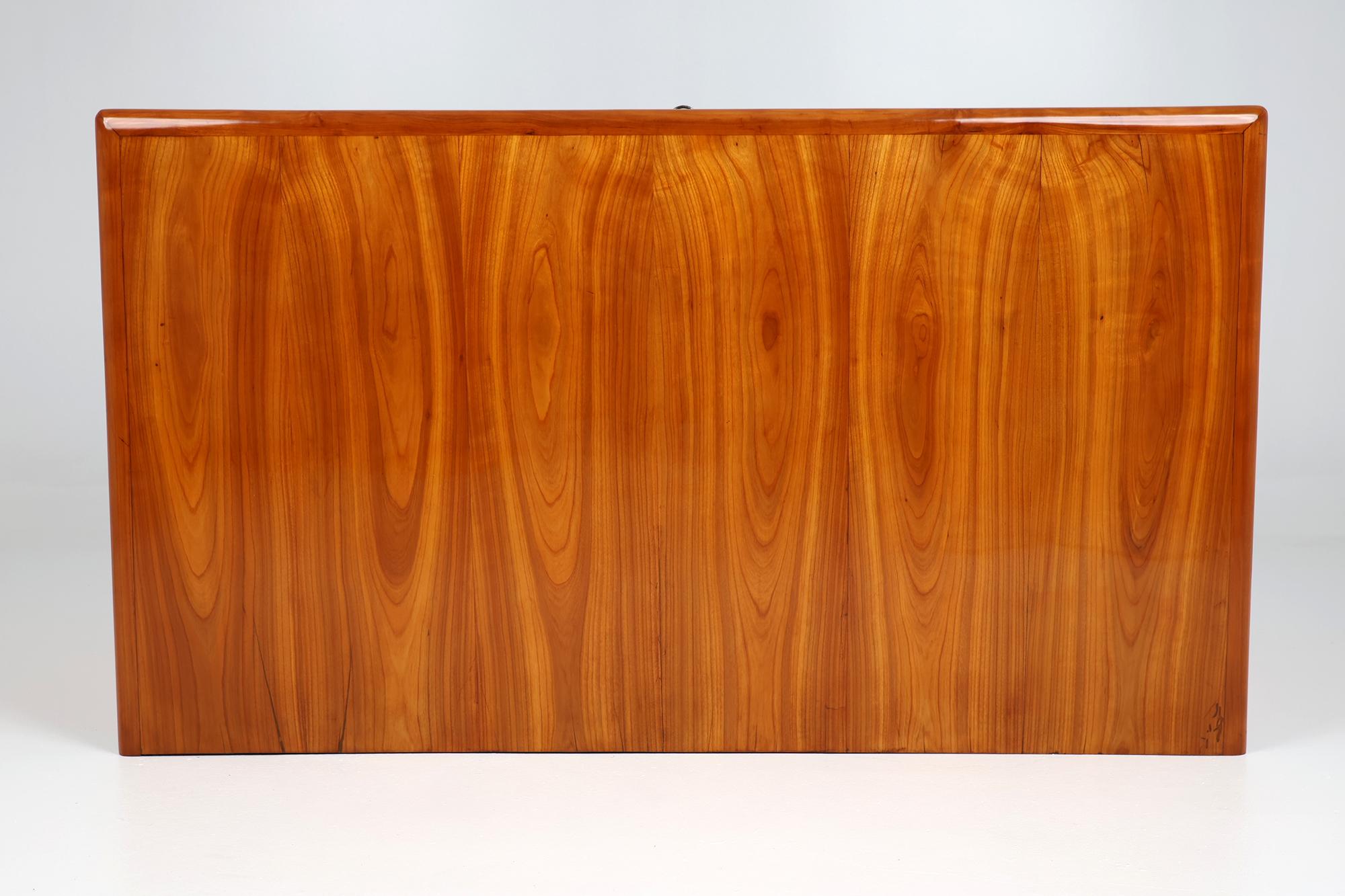 Ciliegio Cassettiera Biedermeier del XIX secolo, legno di Wood. in vendita