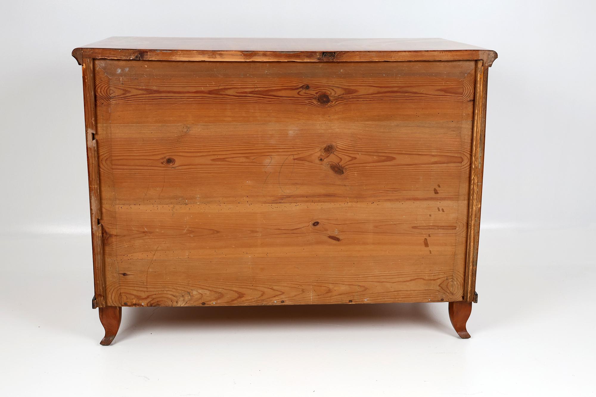 19th Century Biedermeier Chest of drawers, Cherry wood.  For Sale 3