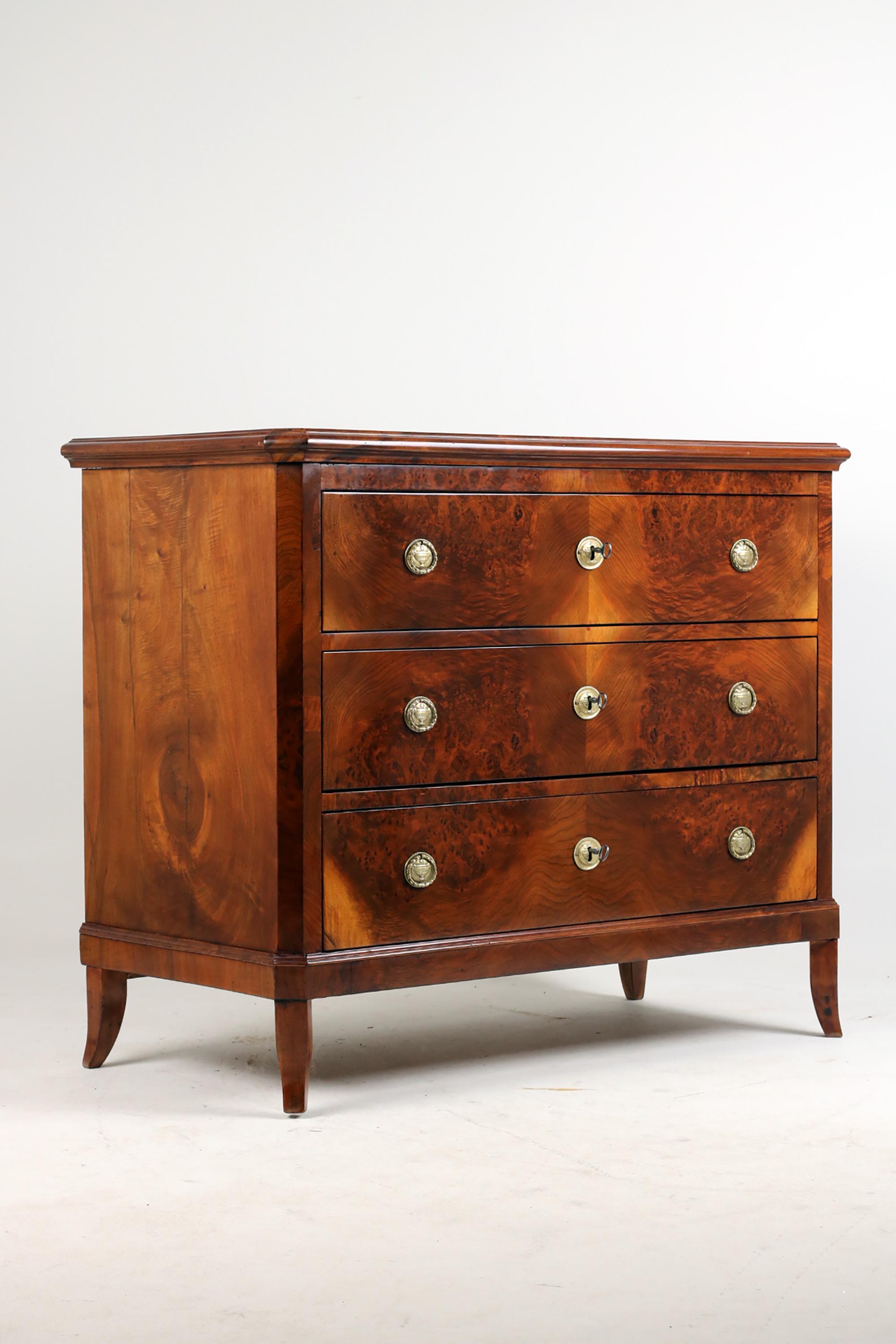 Chest of drawers, 19th century, Biedermeier

Biedermeier chest of drawers in walnut veneer, 3 drawers, very nice grain, 3 locks, 3 keys, original brass fittings, body rests on slightly flared feet

The condition of this commode is very