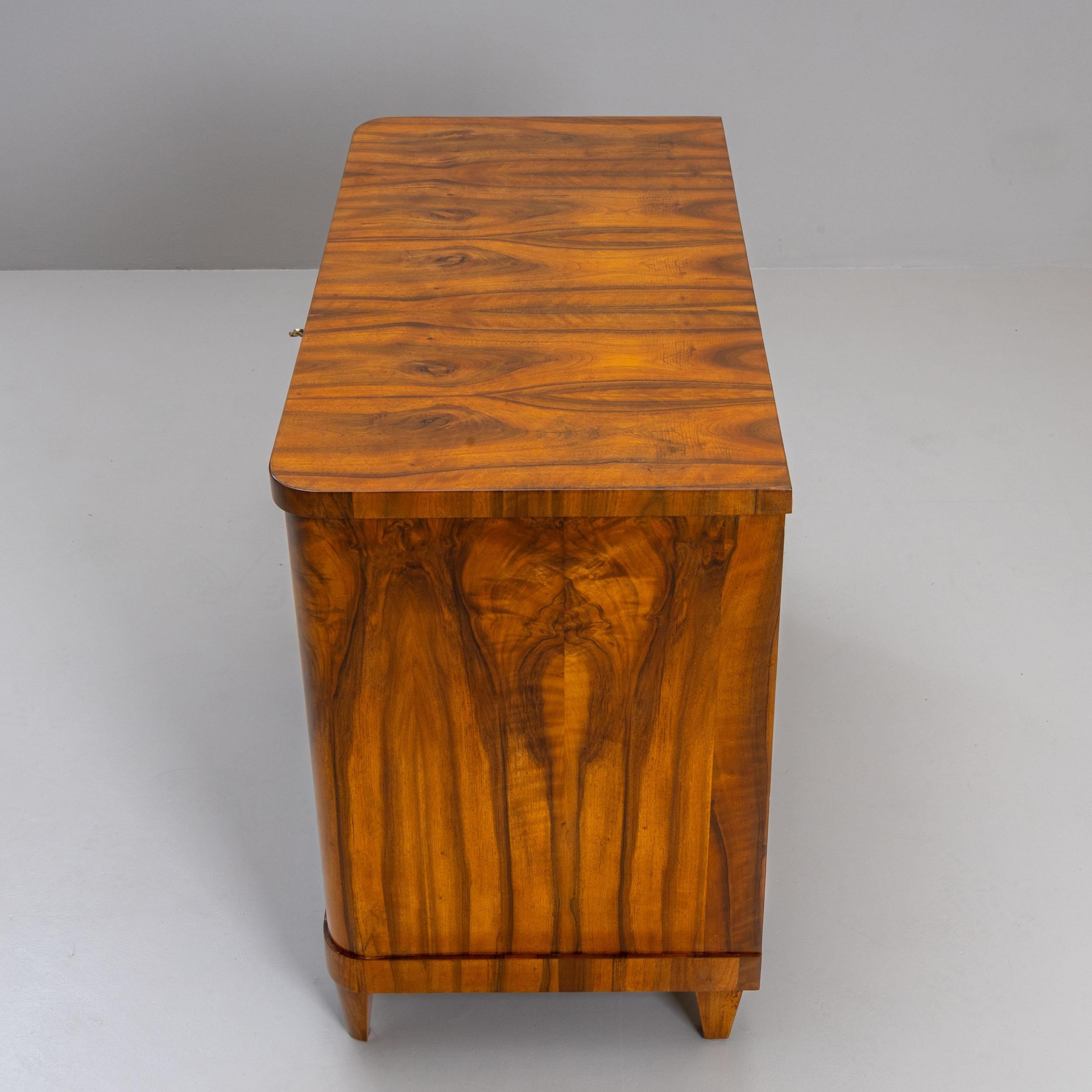 Cómoda Biedermeier del siglo XIX Nogal en venta