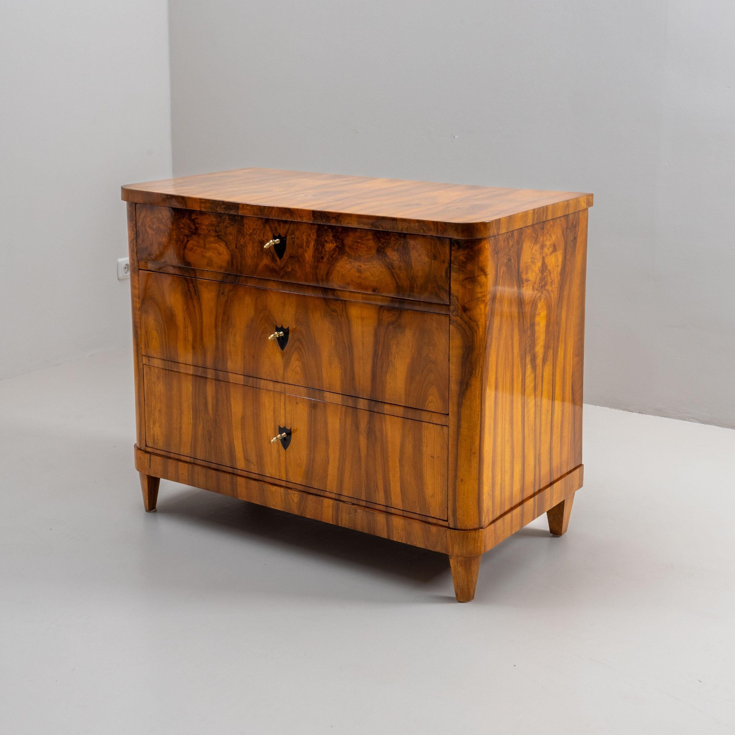Cómoda Biedermeier del siglo XIX en venta 1