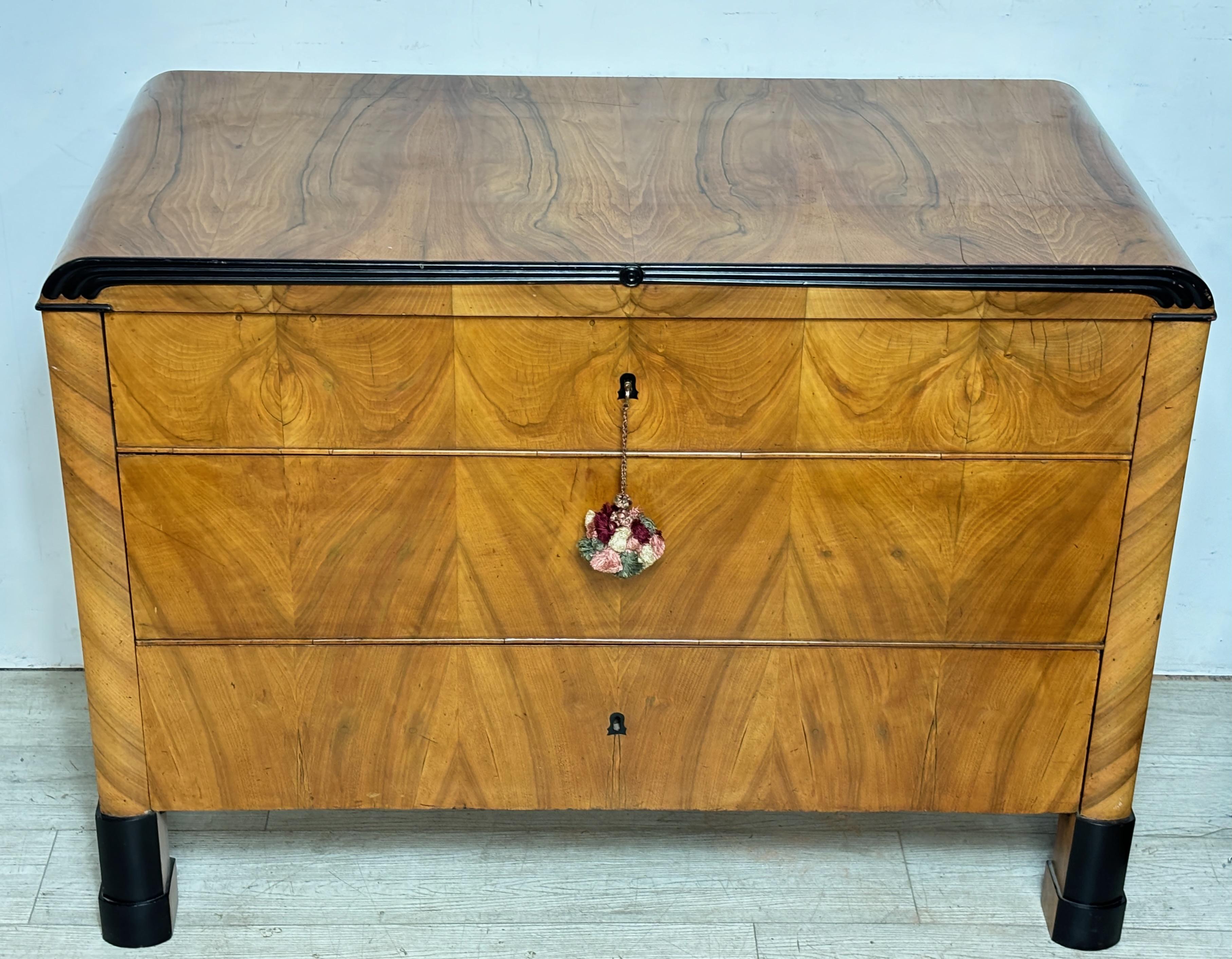 Ebanizzato Cassettiera in ciliegio biondo Biedermeier del XIX secolo in vendita