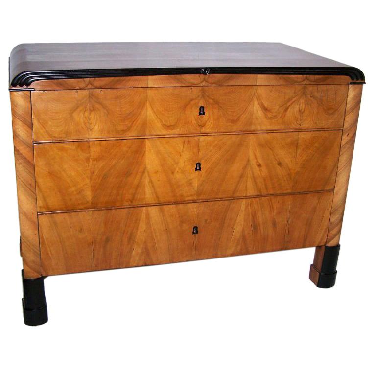 Cassettone Biedermeier a tre cassetti in ciliegio biondo del XIX secolo con accenti di lacca nera. 
Eccellente qualità artigianale.
Ha un aspetto Art Deco Modern. Il periodo dell'Art Déco è stato fortemente influenzato dallo stile