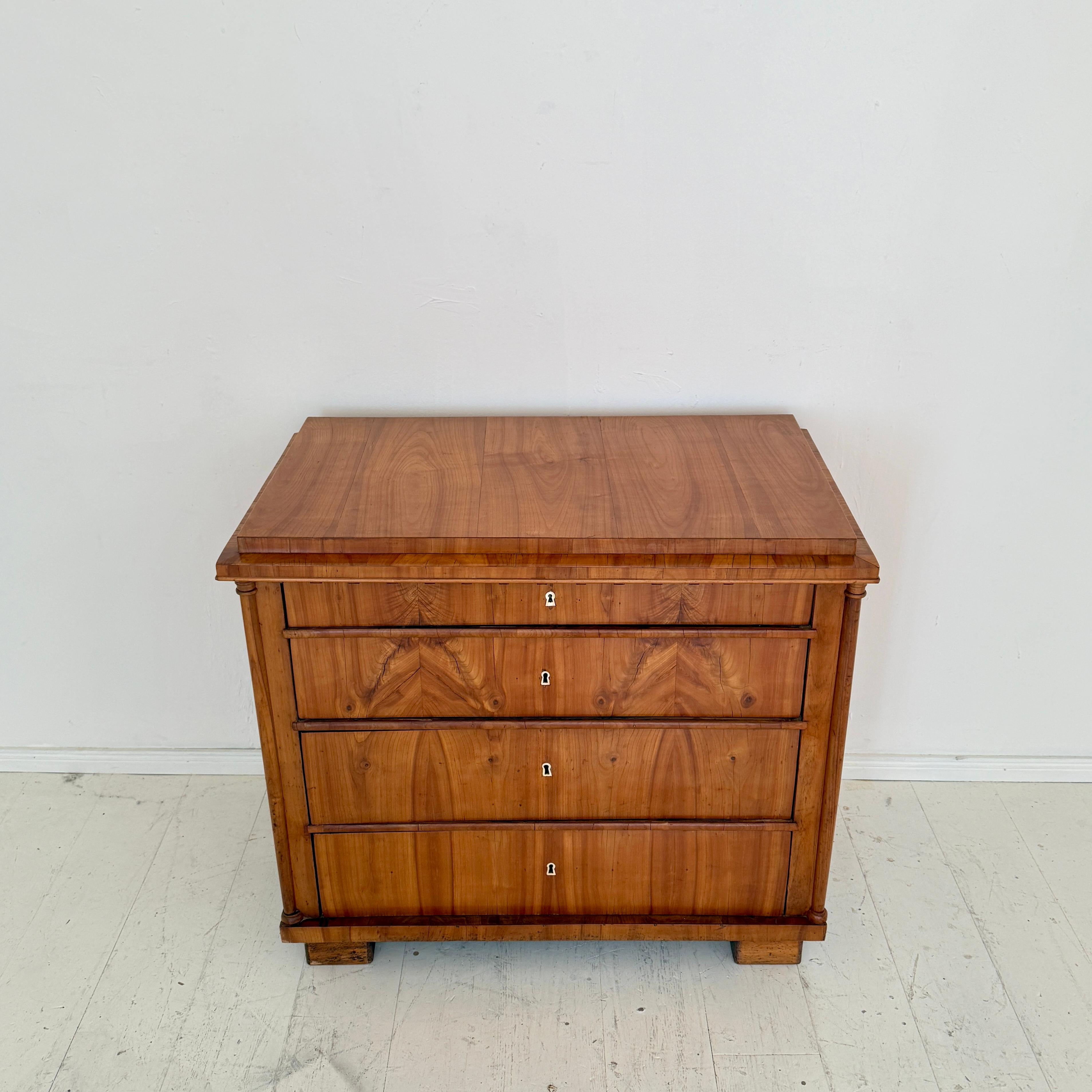 19th Century Biedermeier Chest of Drawers in Cherrywood with Columns, circa 1820 In Good Condition For Sale In Berlin, DE