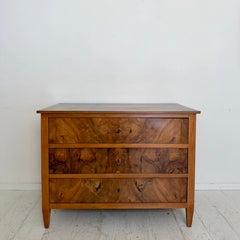 Commode Biedermeier du XIXe siècle en placage de noyer et de cerisier, 1820