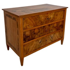 Commode Biedermeier du XIXe siècle en placage de noyer et de cerisier, 1820