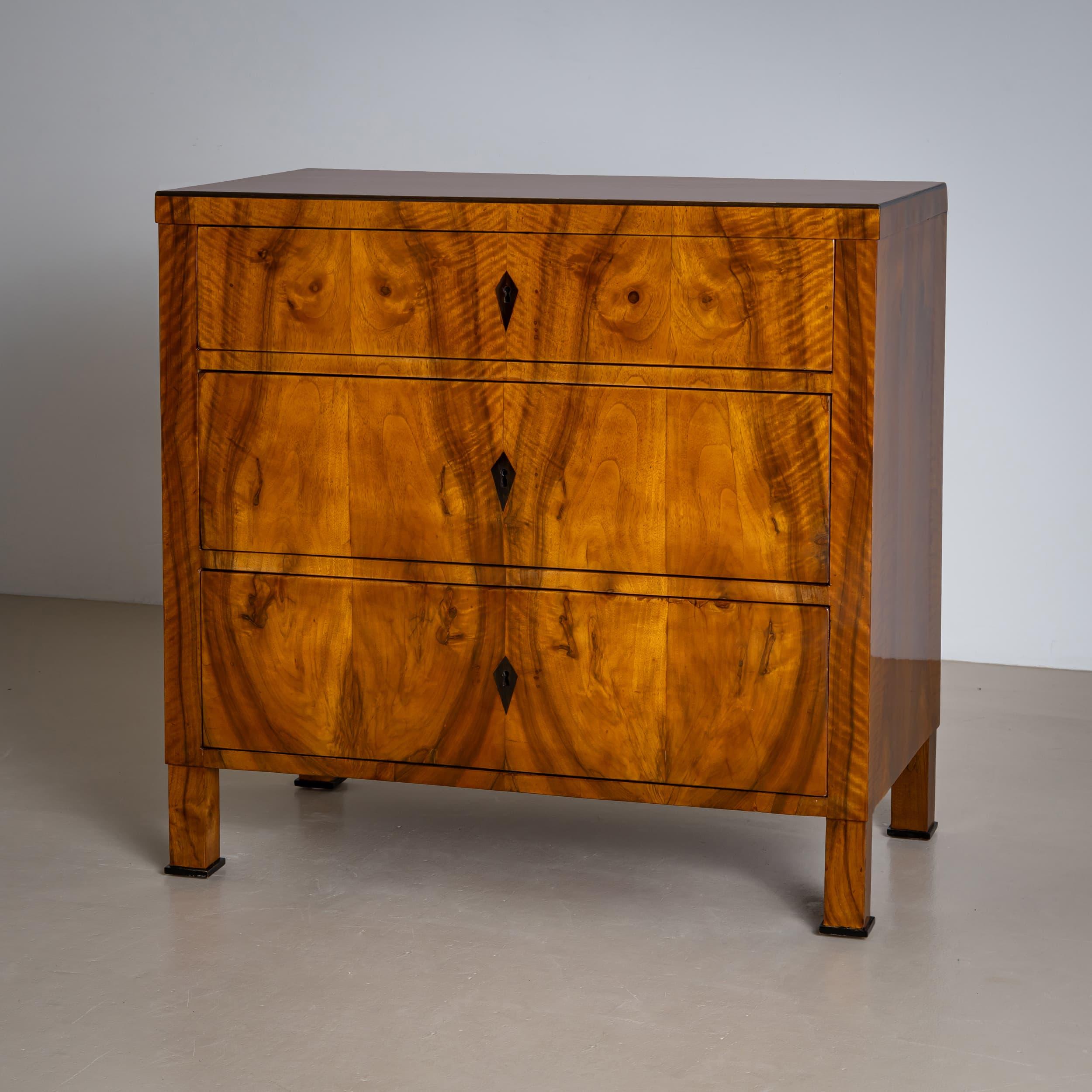 

Una cassettiera Biedermeier in noce, realizzata intorno al 1820. Il mobile a tre cassetti poggia su piedi quadrati e presenta un design minimalista con traverse lisce e un motivo di impiallacciatura in tinta con il libro.

Le chiavi di sicurezza