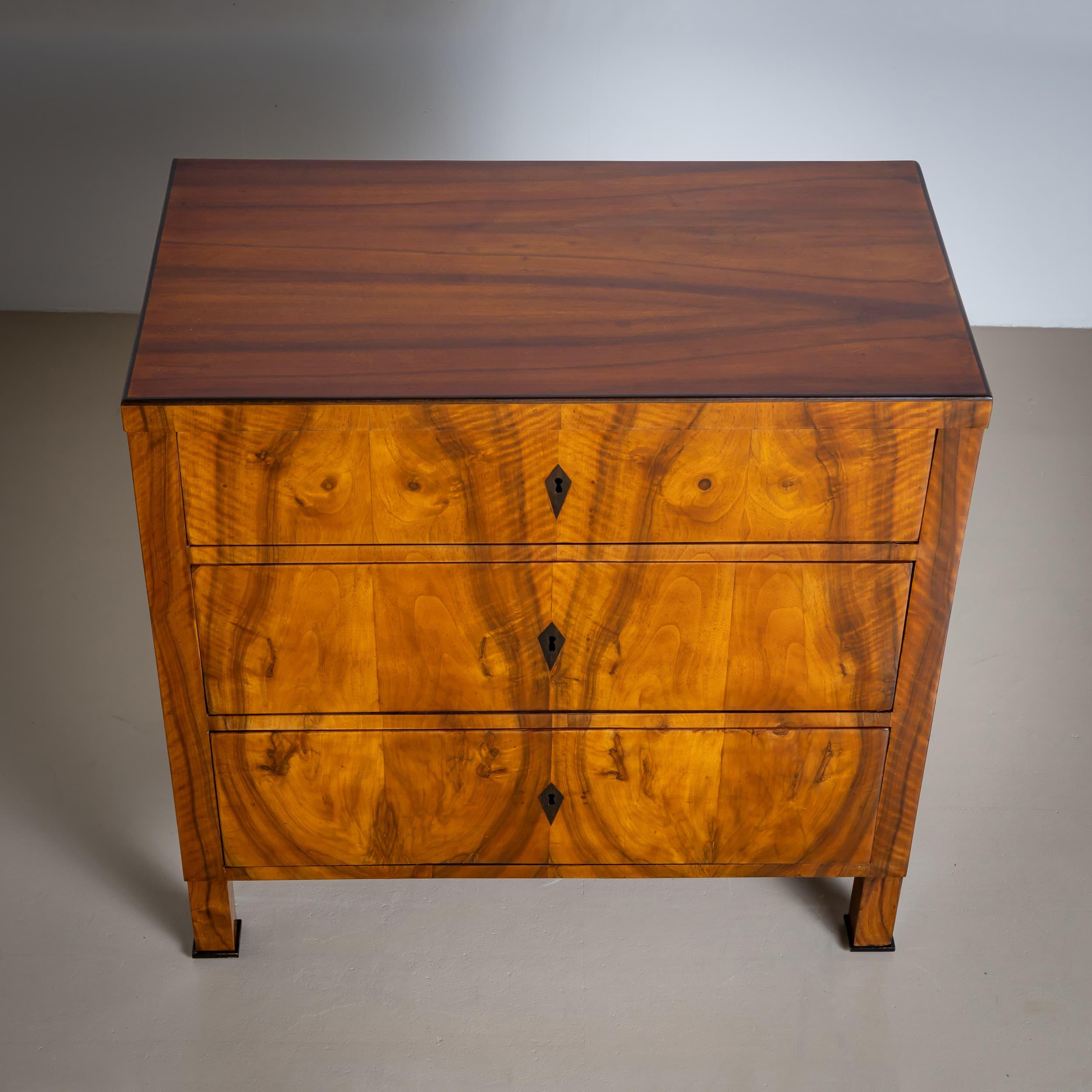 Cassettiera Biedermeier del XIX secolo in noce In condizioni buone in vendita a New York, NY