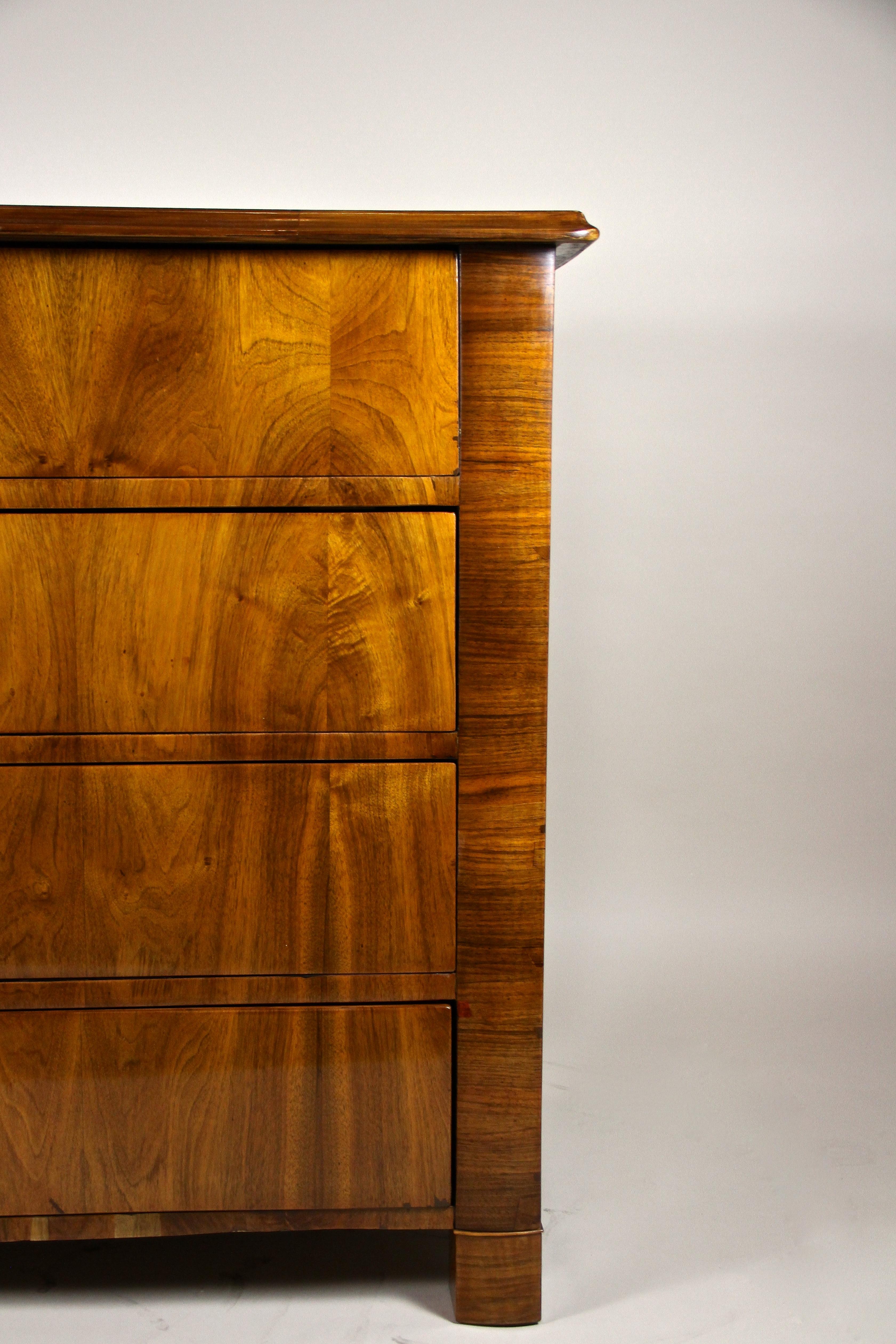 Commode Biedermeier du XIXe siècle Bois de noyer, Autriche, vers 1840 en vente 5