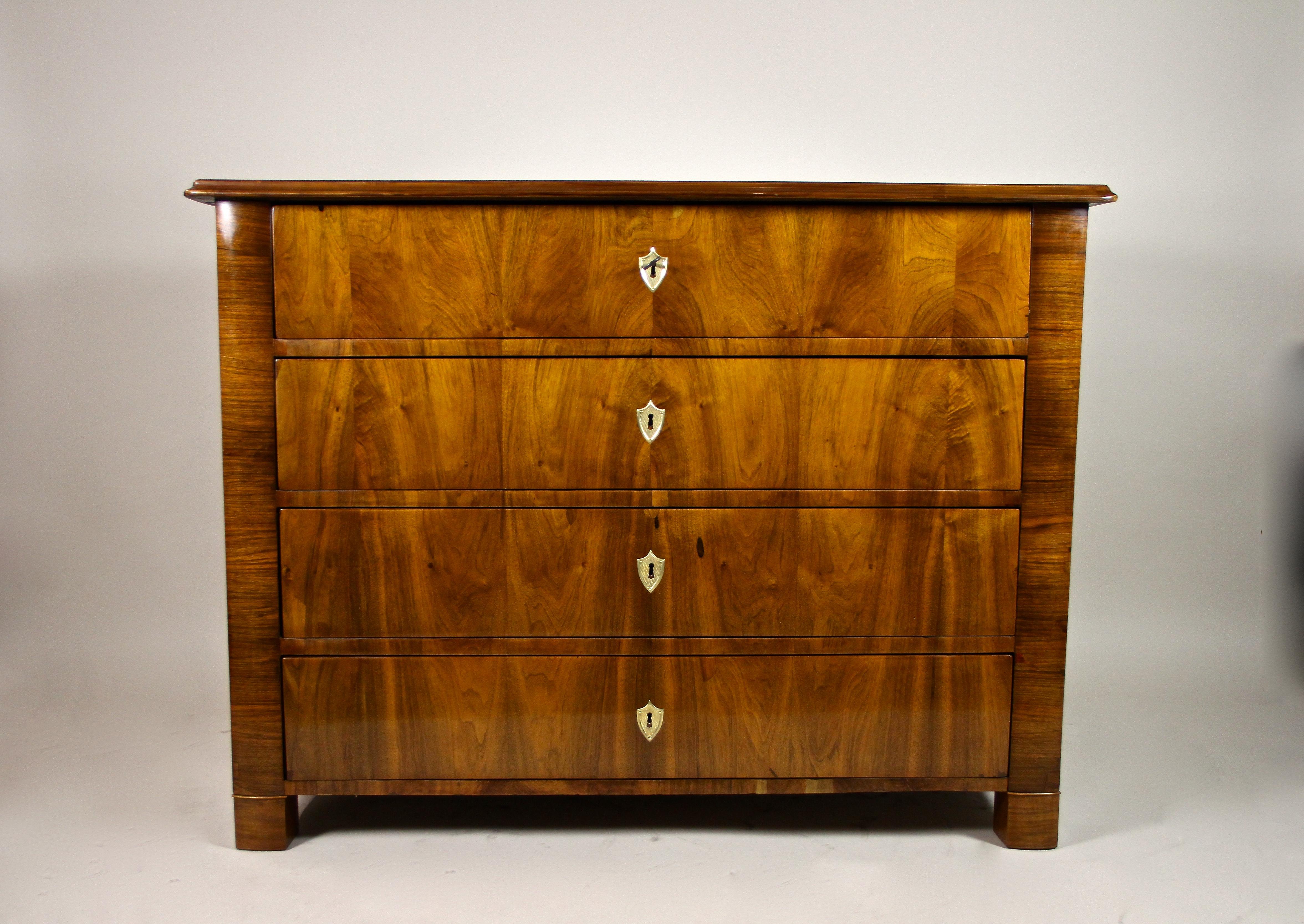 Remarquable commode du 19ème siècle de la célèbre période Biedermeier à Vienne/Autriche vers 1840. Impressionnante par son grain absolument fantastique, cette commode restaurée avec soin offre quatre grands tiroirs verrouillables qui offrent