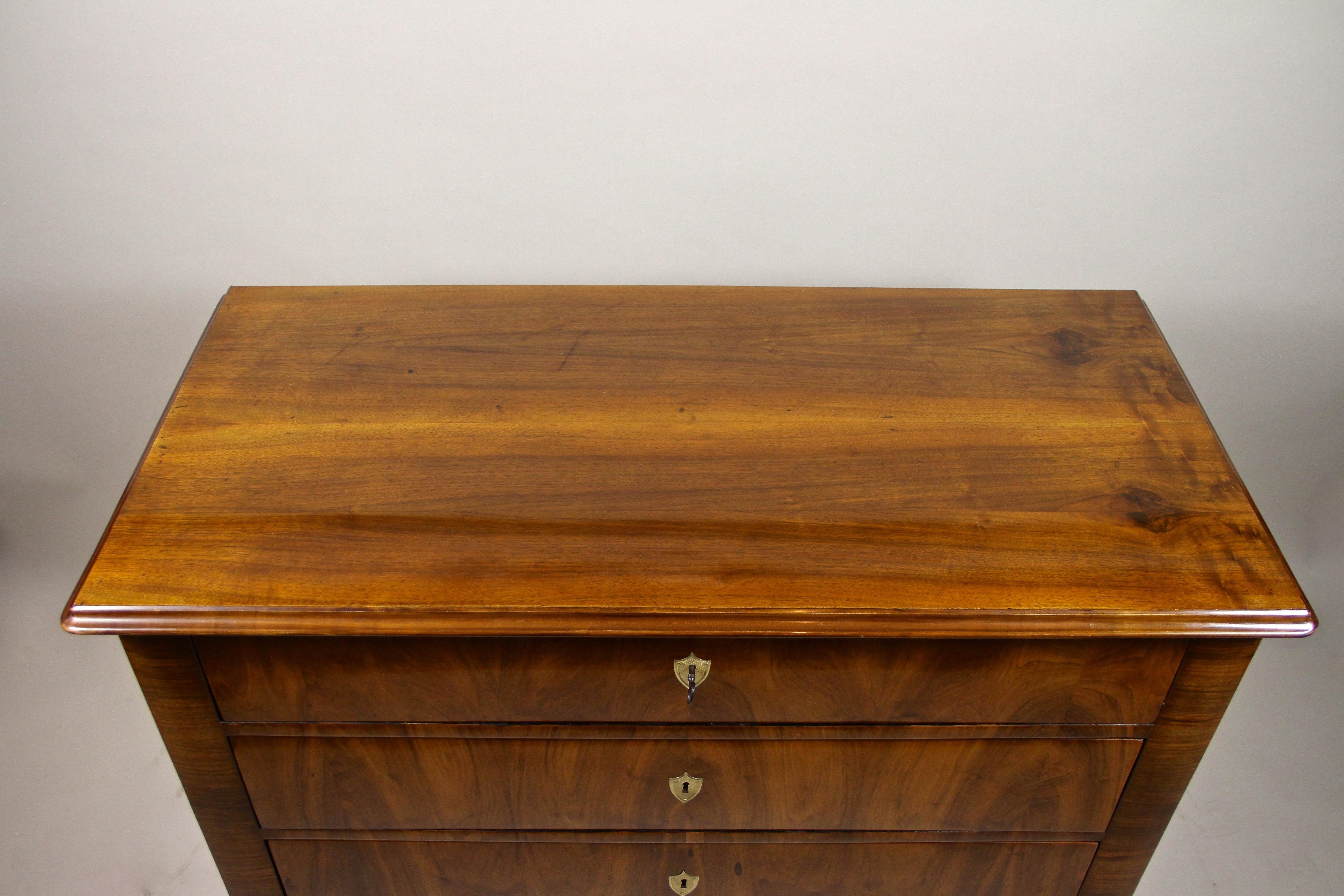 Autrichien Commode Biedermeier du XIXe siècle Bois de noyer, Autriche, vers 1840 en vente