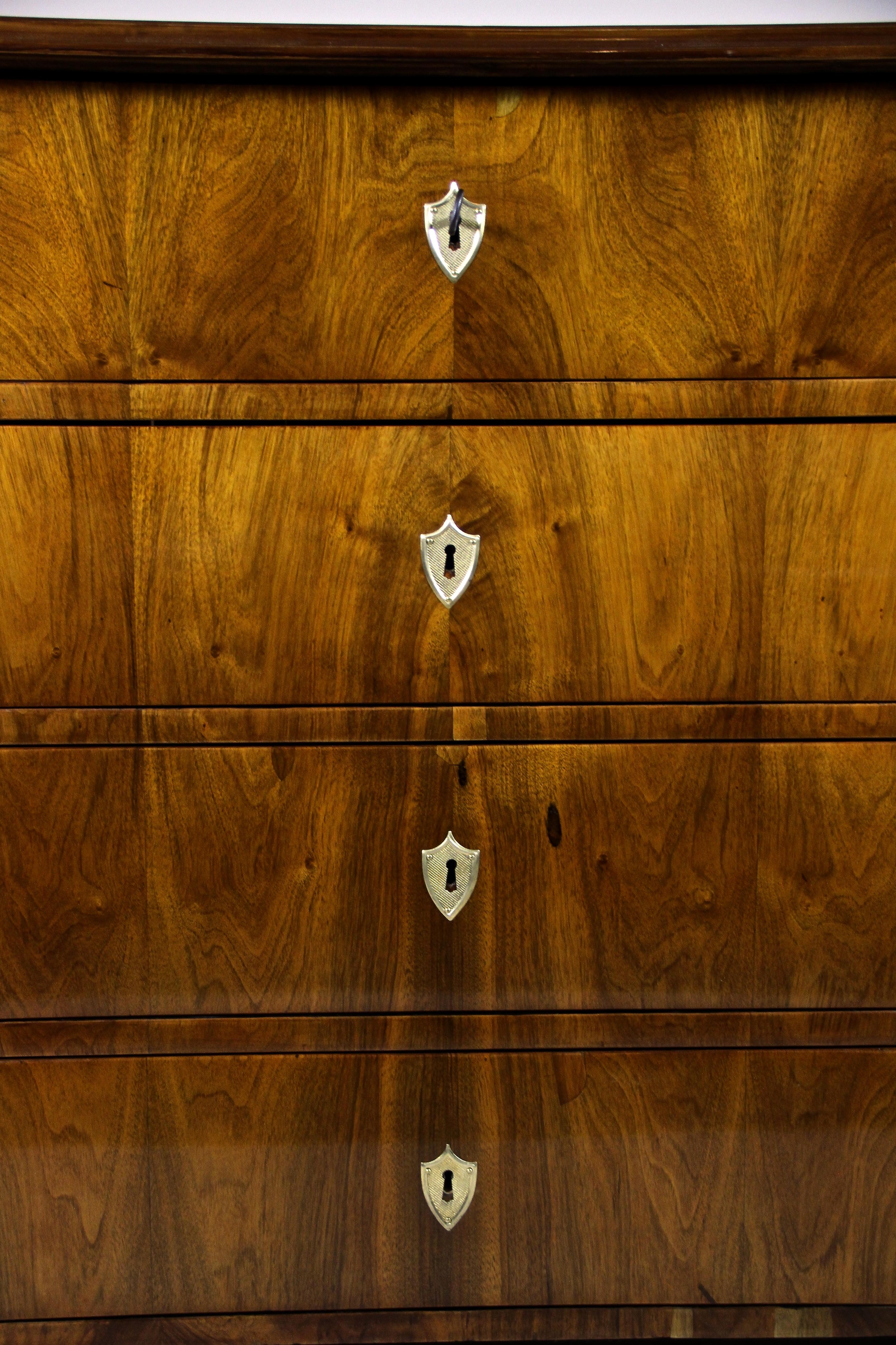 Laiton Commode Biedermeier du XIXe siècle Bois de noyer, Autriche, vers 1840 en vente