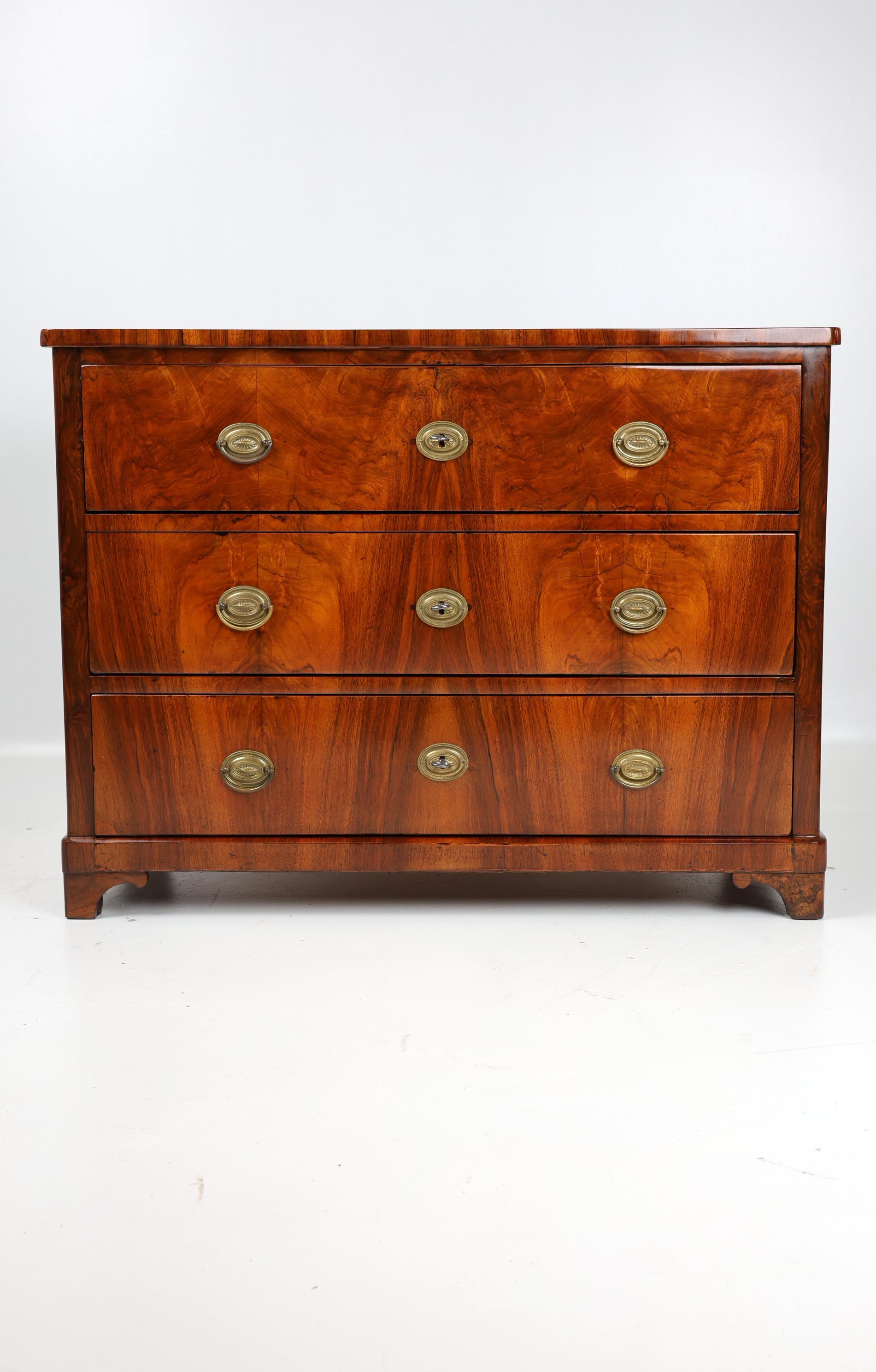 Cómoda Biedermeier del siglo XIX en nogal de gran belleza,
1820 Alemania
Nogal

Preciosa cómoda Biedermeier de madera de nogal. Con sus tres amplios cajones, ofrece mucho espacio de almacenamiento y añade un toque de elegancia a cualquier