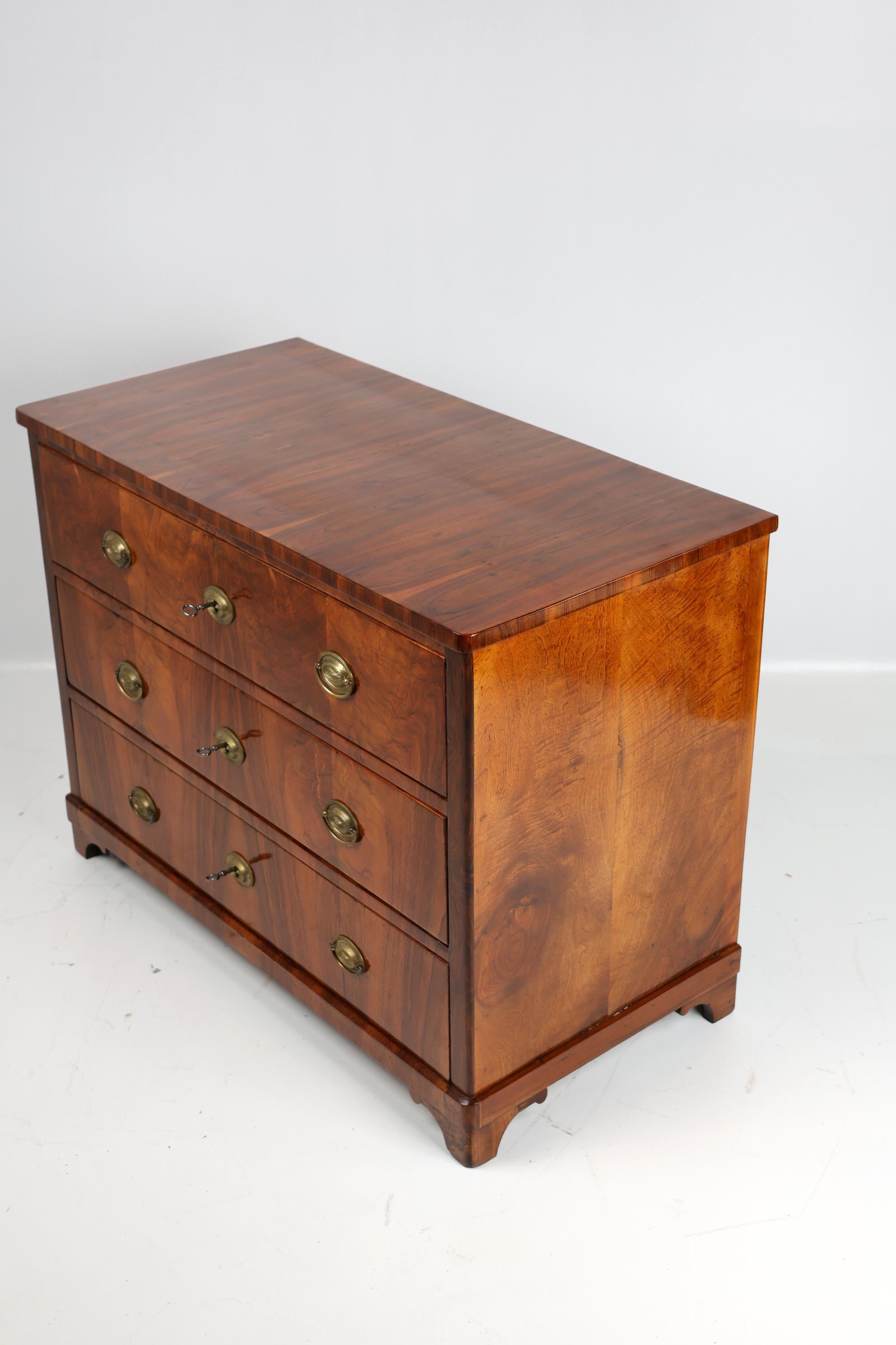 Cómoda Biedermeier Siglo XIX, Nogal Alemán en venta