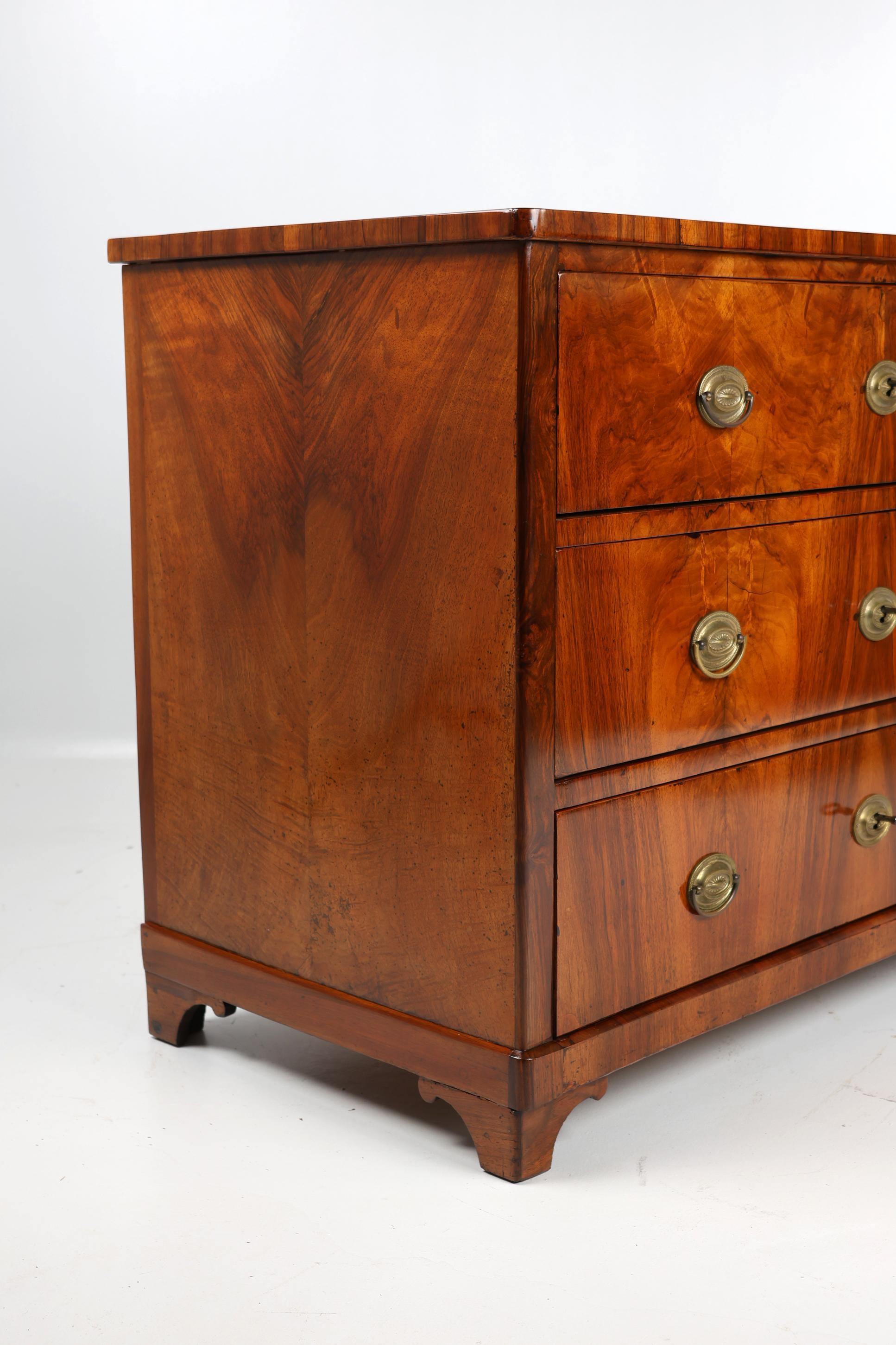 Cómoda Biedermeier Siglo XIX, Nogal Pulido en venta