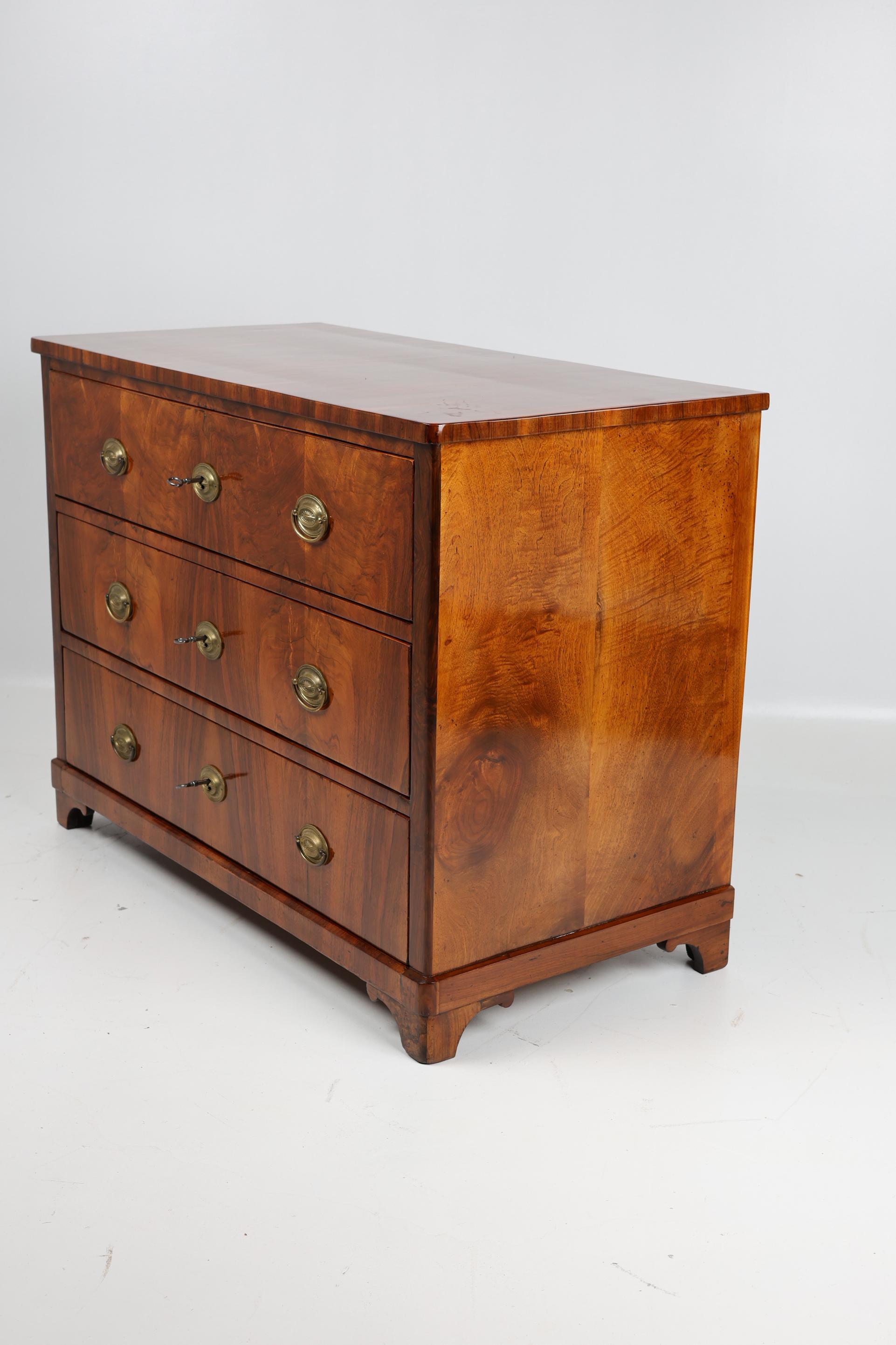 Cómoda Biedermeier Siglo XIX, Nogal principios del siglo XIX en venta