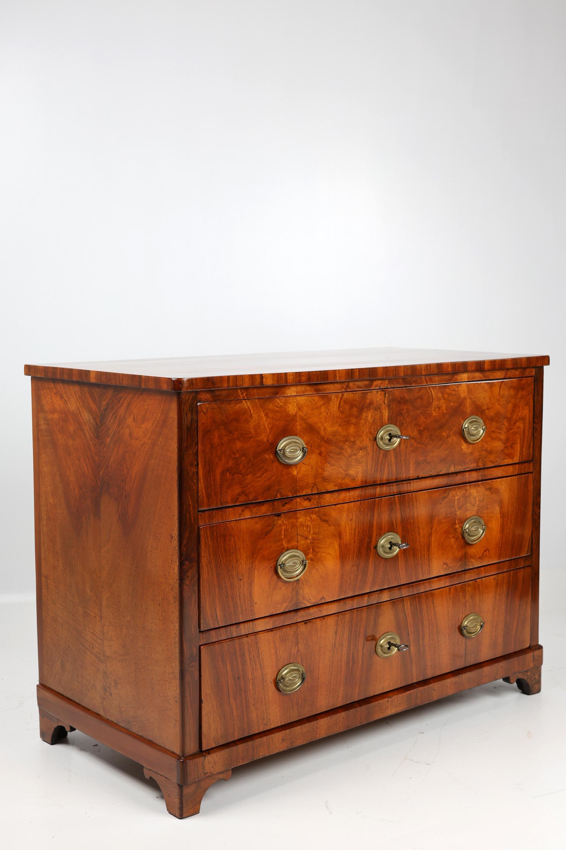 Cómoda Biedermeier Siglo XIX, Nogal en venta 1