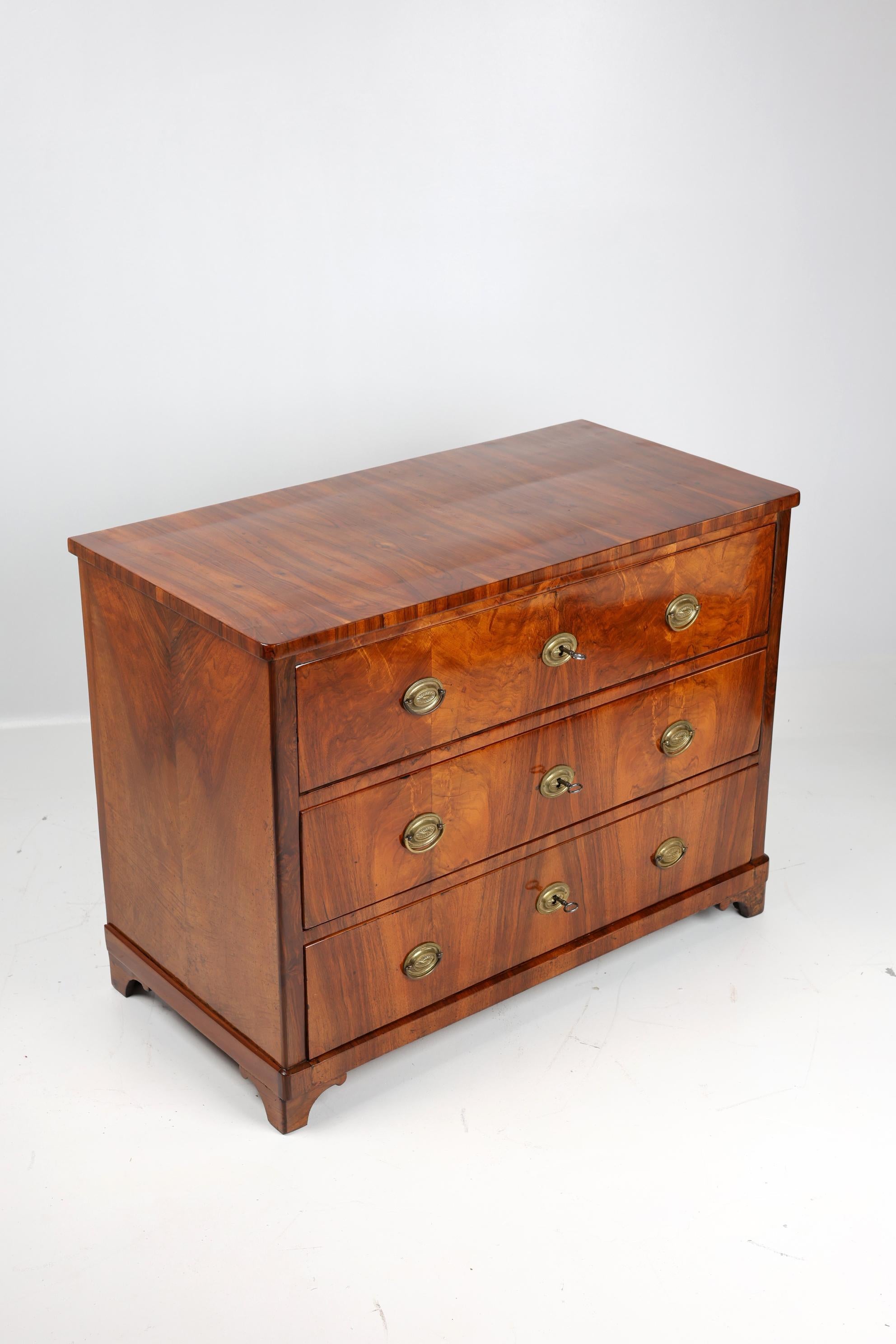 Cómoda Biedermeier Siglo XIX, Nogal en venta 2