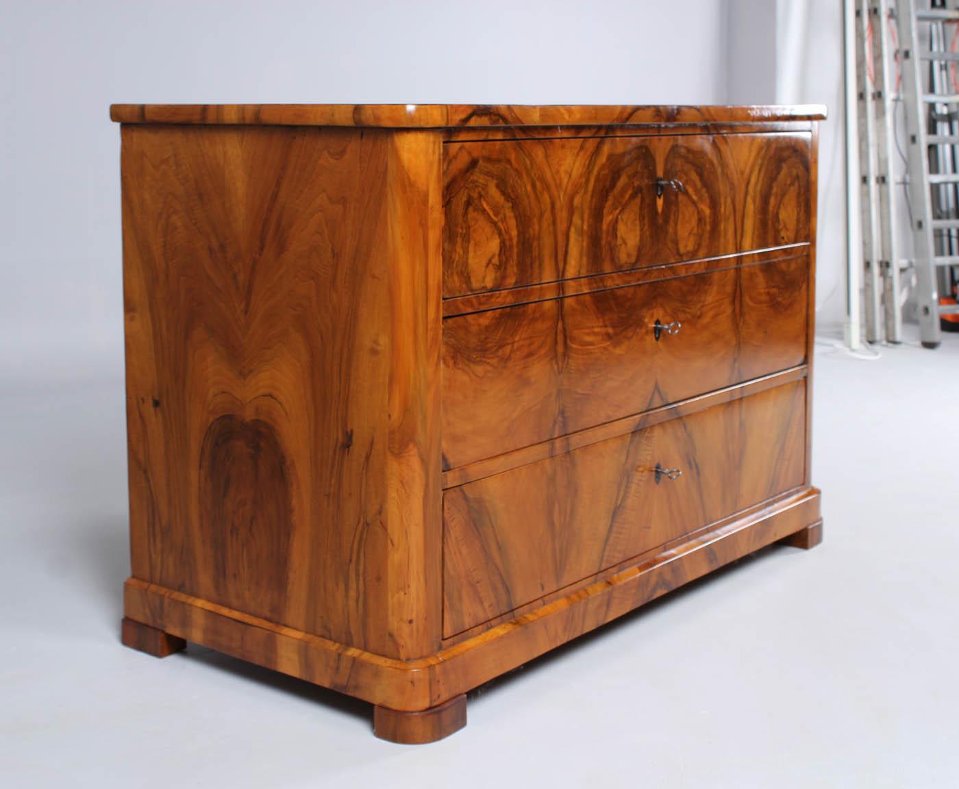 Classic Biedermeier chest of drawers

Southwest Germany / Swabia
Walnut
19th century, Biedermeier, circa 1835

Dimensions H x W x D: 81 x 117 x 57 cm


Wonderful chest of drawers from the Biedermeier period with a dreamlike burl