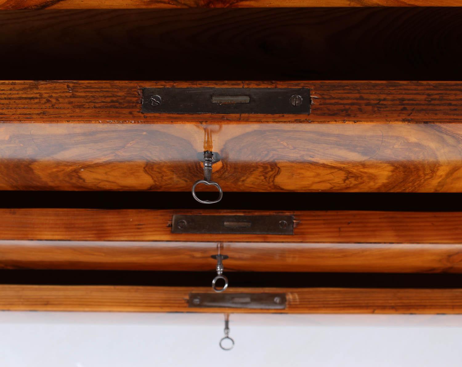 19th Century Biedermeier Chest of Drawers, Walnut, Germany, circa 1835 3