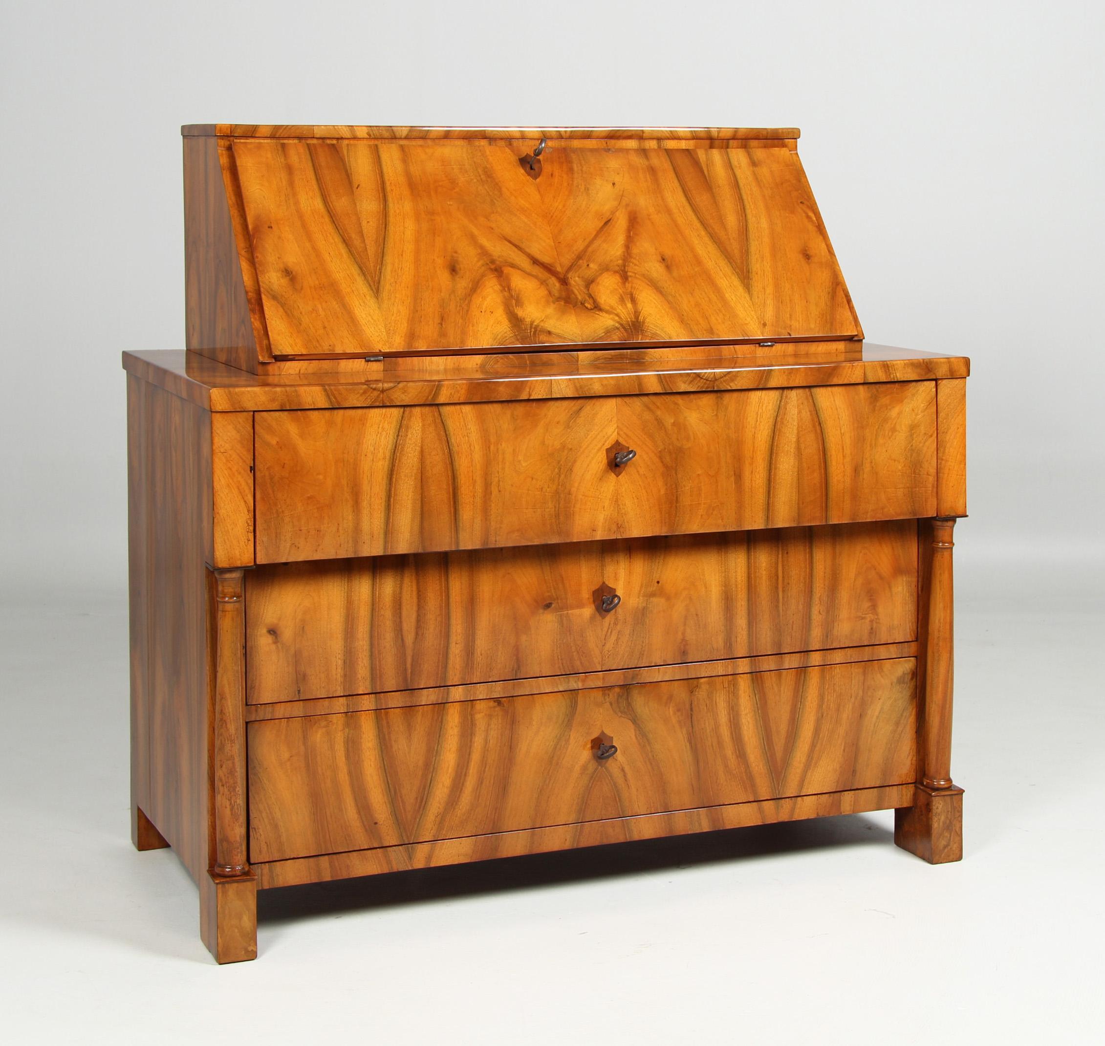 Biedermeier Kommode mit Sekretäraufsatz

Baden Württemberg
Walnuss
Biedermeier um 1830

Abmessungen: H x B x T: 118 x 118 x 61 cm

Beschreibung:
Kommode mit drei Schubladen auf Blockfüßen und einem vertieften Sekretärteil.
Die beiden unteren