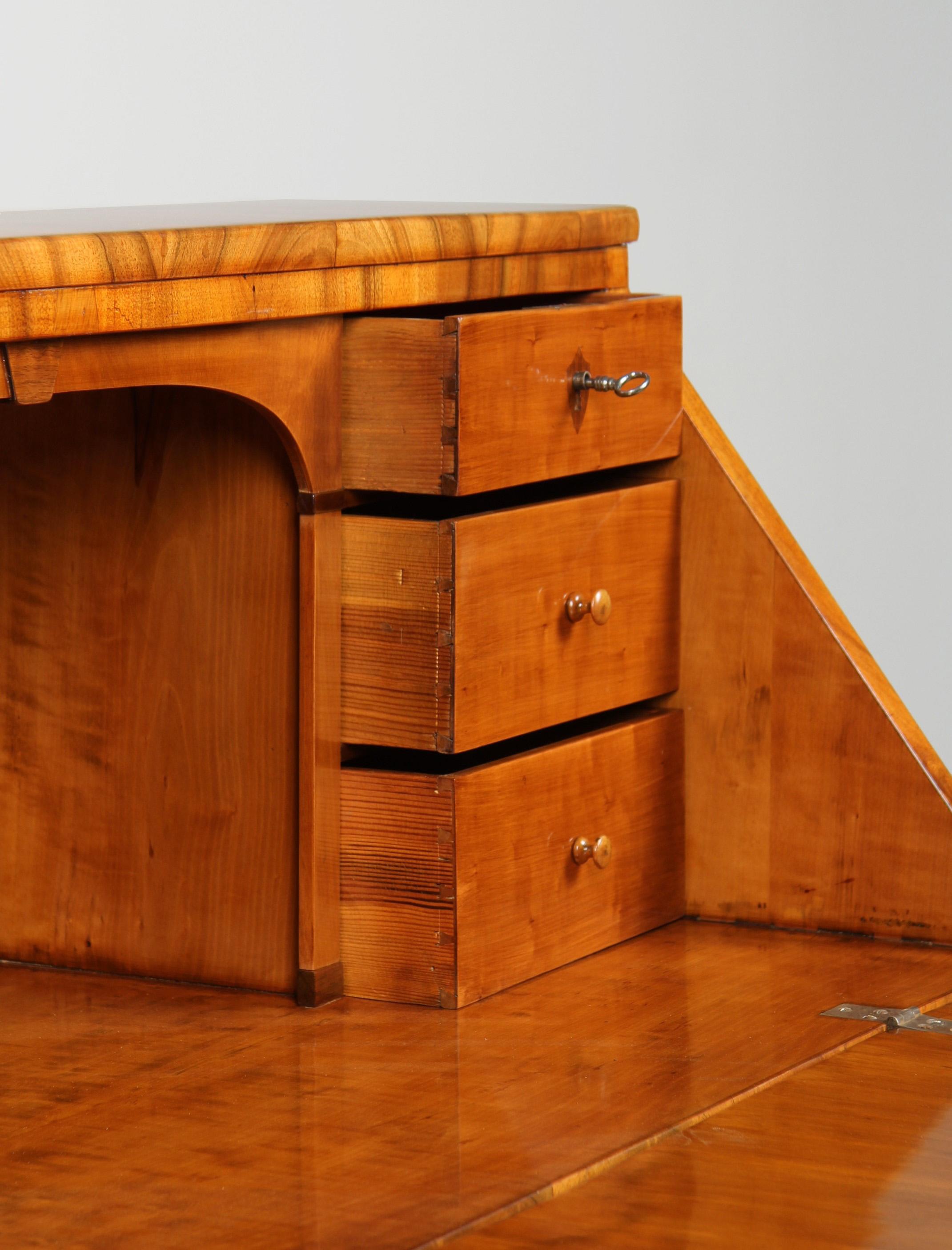 Biedermeier-Kommode des 19. Jahrhunderts mit Sekretär-Kommode, um 1830 (Mittleres 19. Jahrhundert) im Angebot