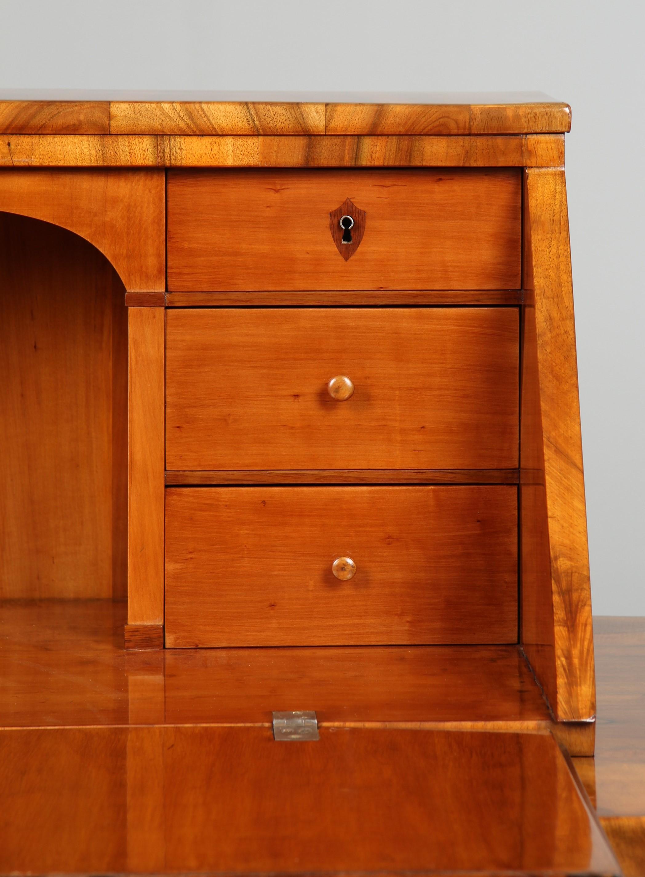 Biedermeier-Kommode des 19. Jahrhunderts mit Sekretär-Kommode, um 1830 (Walnuss) im Angebot