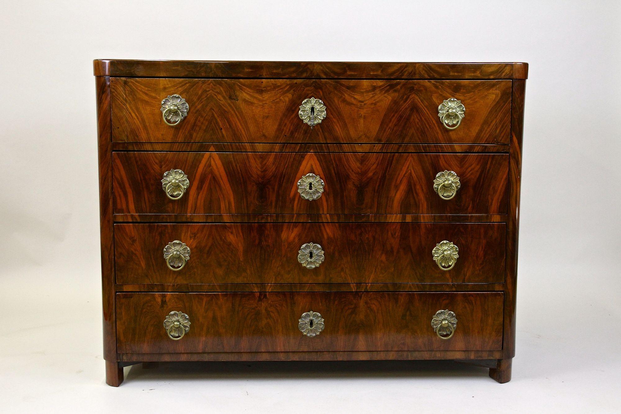 Remarkable 19th century nutwood chest of drawers/ writing commode from the early Biedermeier era in Austria around 1830. Impressing with an absolute outstanding looking grain which runs down from top to bottom without any interruption, this