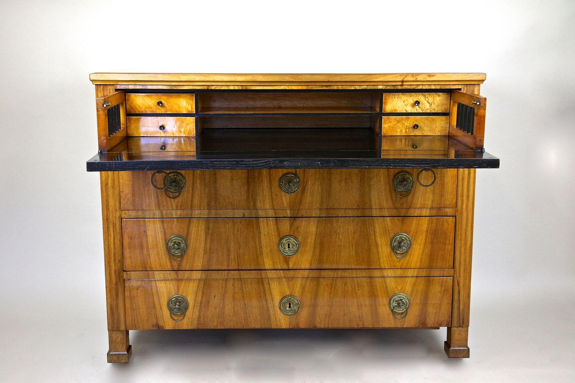 Fantastic nutwood chest of drawers/ writing commode from the renowed Biedermeier period in Austria. Veneered in fine light nutwood showing an outstanding grain, this perfect restored chest from around 1830 provides four large drawers. The hinged top