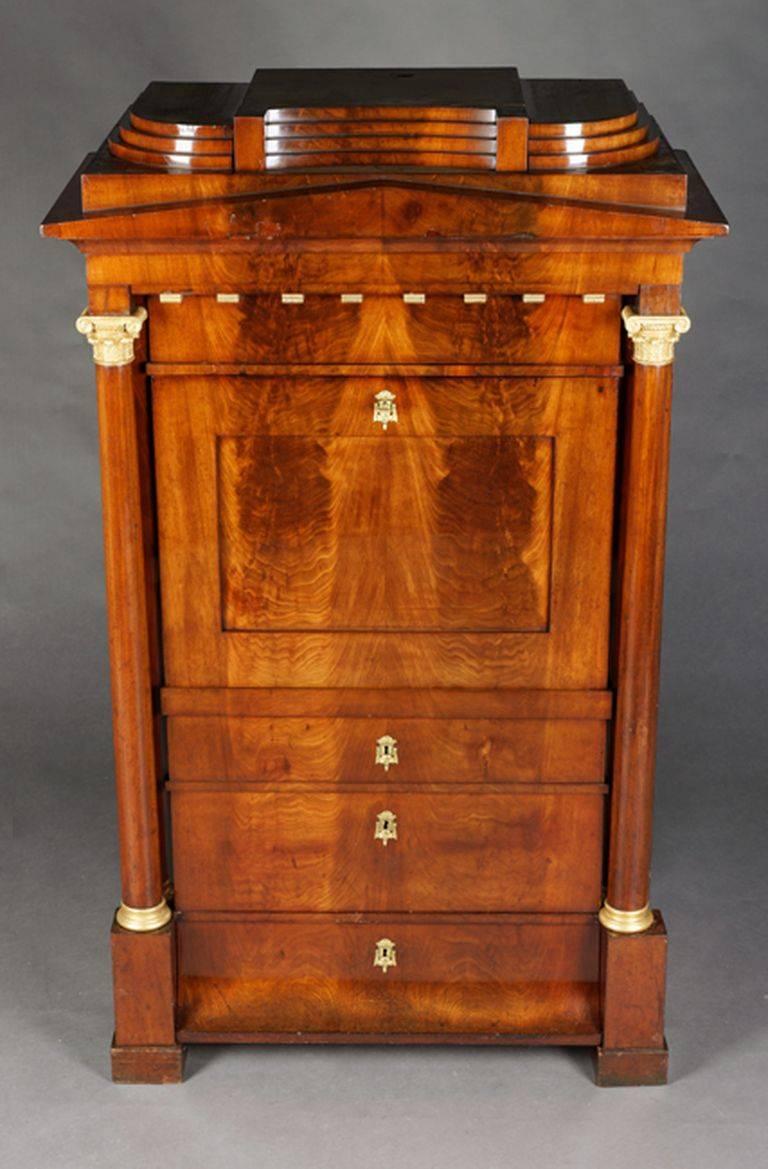 Cuba mahogany on pine tree. Architecturally arranged front. High-right body on padfoot feet. Fitted with three drawers of different sizes, the base drawer is curved. Straight writing plate, behind staggered office division. Flanked by two full