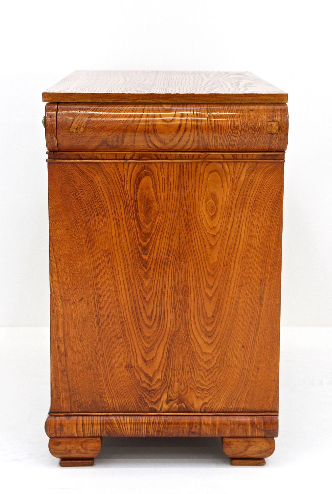Comò Biedermeier del 19° secolo, legno di frassino - Bohemia circa 1860 in vendita 4