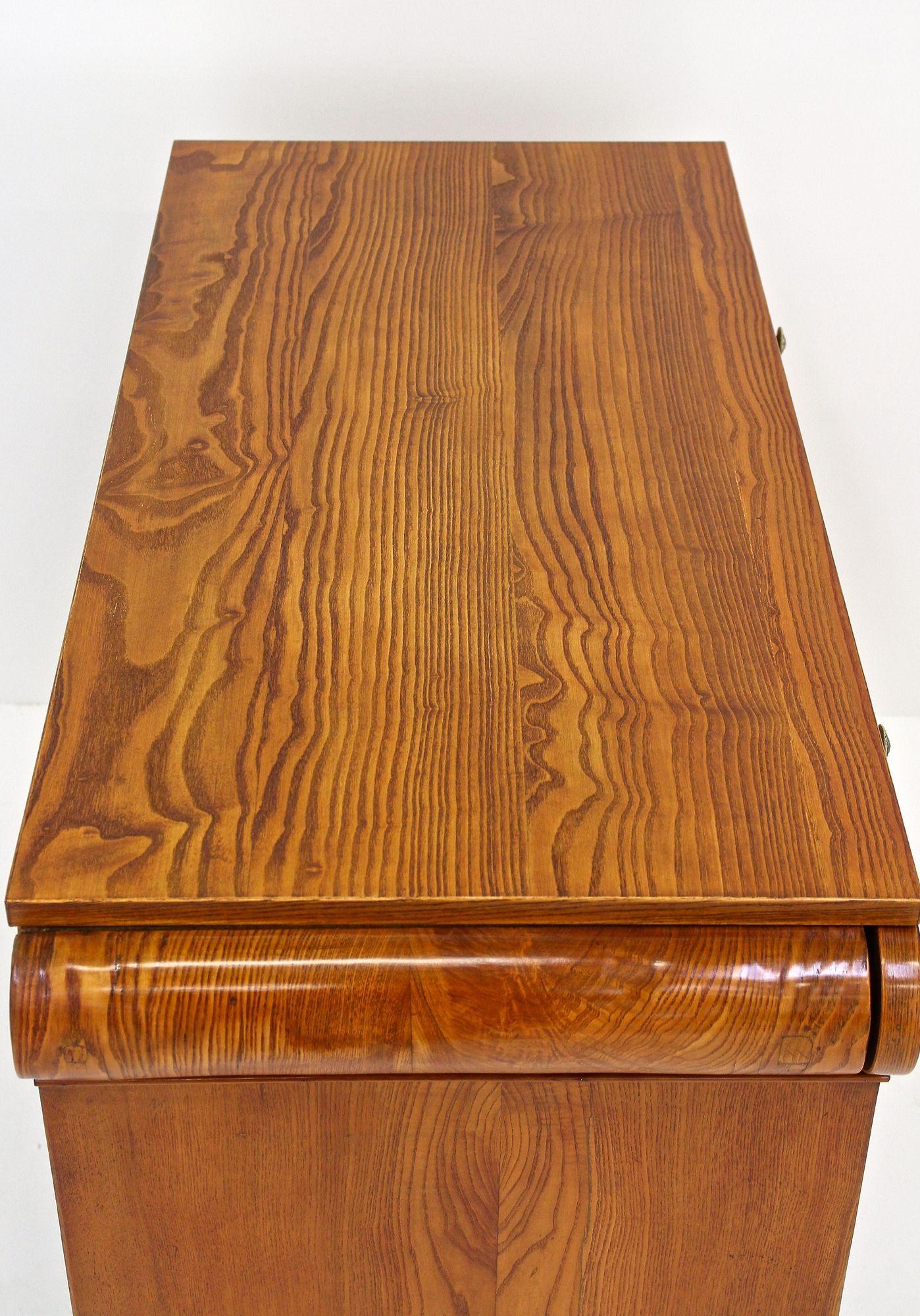 Comò Biedermeier del 19° secolo, legno di frassino - Bohemia circa 1860 in vendita 7