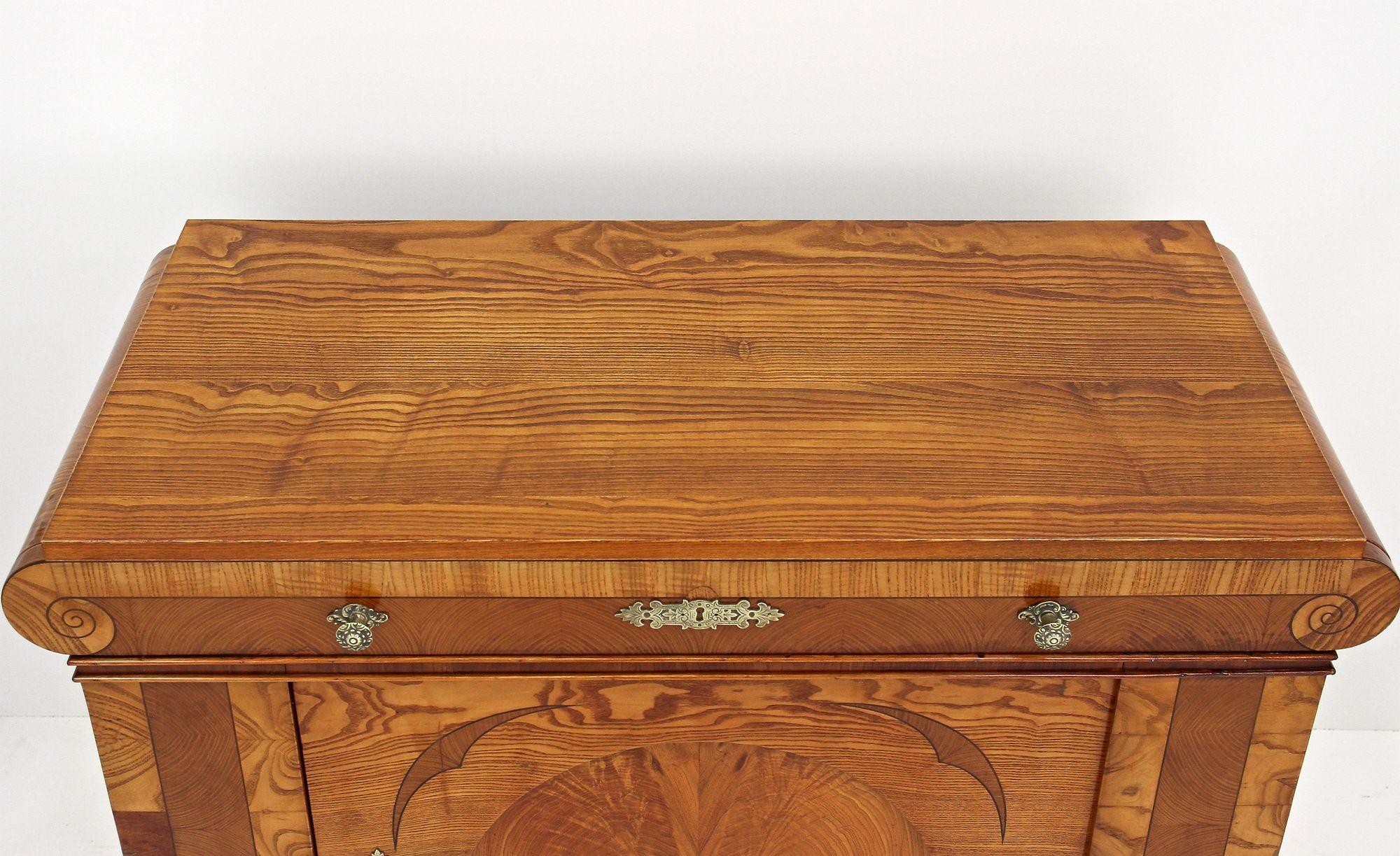 Ceco Comò Biedermeier del 19° secolo, legno di frassino - Bohemia circa 1860 in vendita