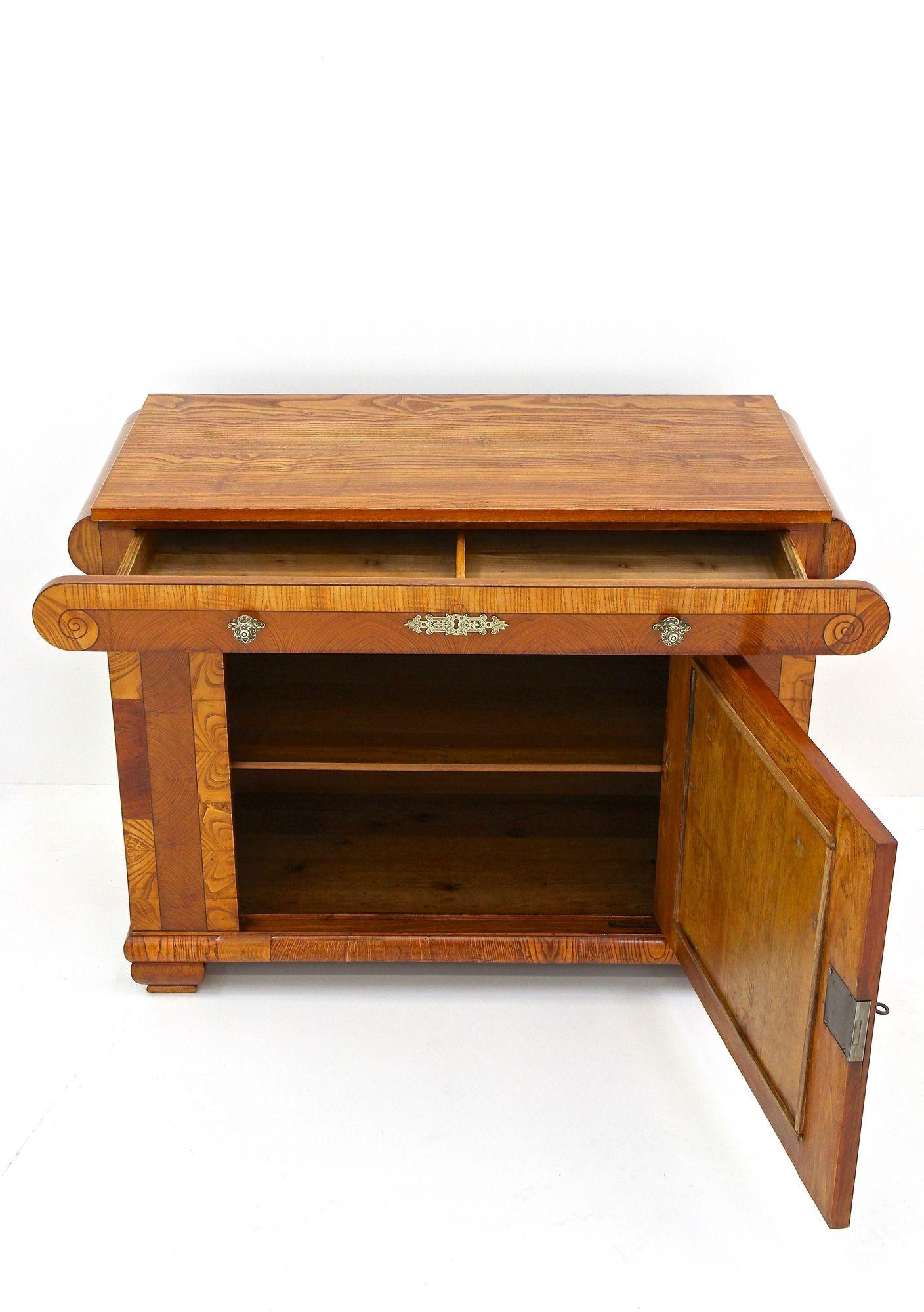 Intarsio Comò Biedermeier del 19° secolo, legno di frassino - Bohemia circa 1860 in vendita
